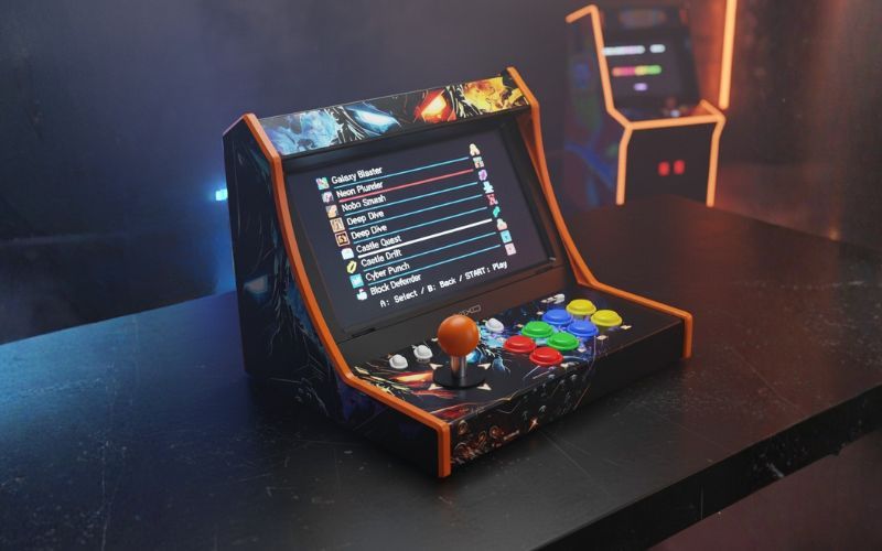 Kontroler YAXO Arcade Arena do Nintendo Switch z włączonym ekranem