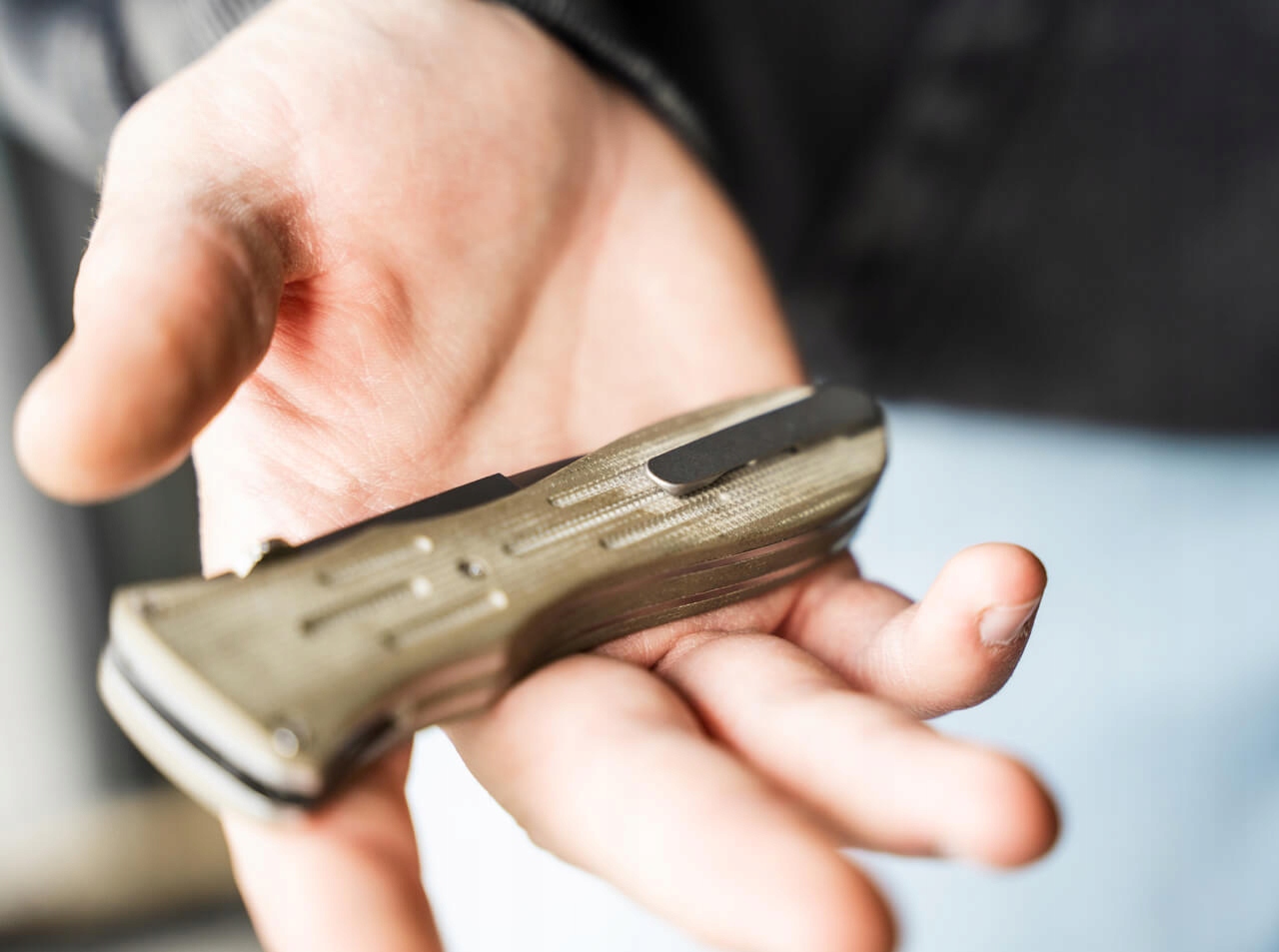 Idealny wybór na co dzień i w sytuacjach taktycznych – Klips i nylonowe etui
