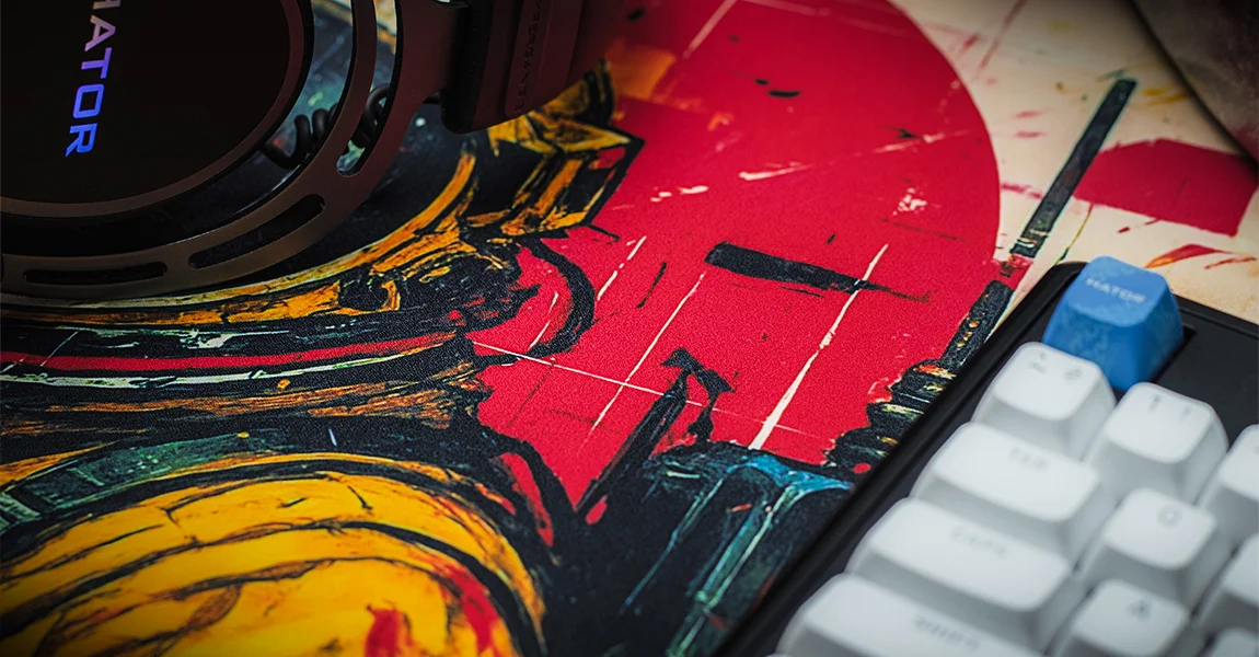 Fragment powierzchni HATOR z grafiką astronauty, obok słuchawki i klawiatura