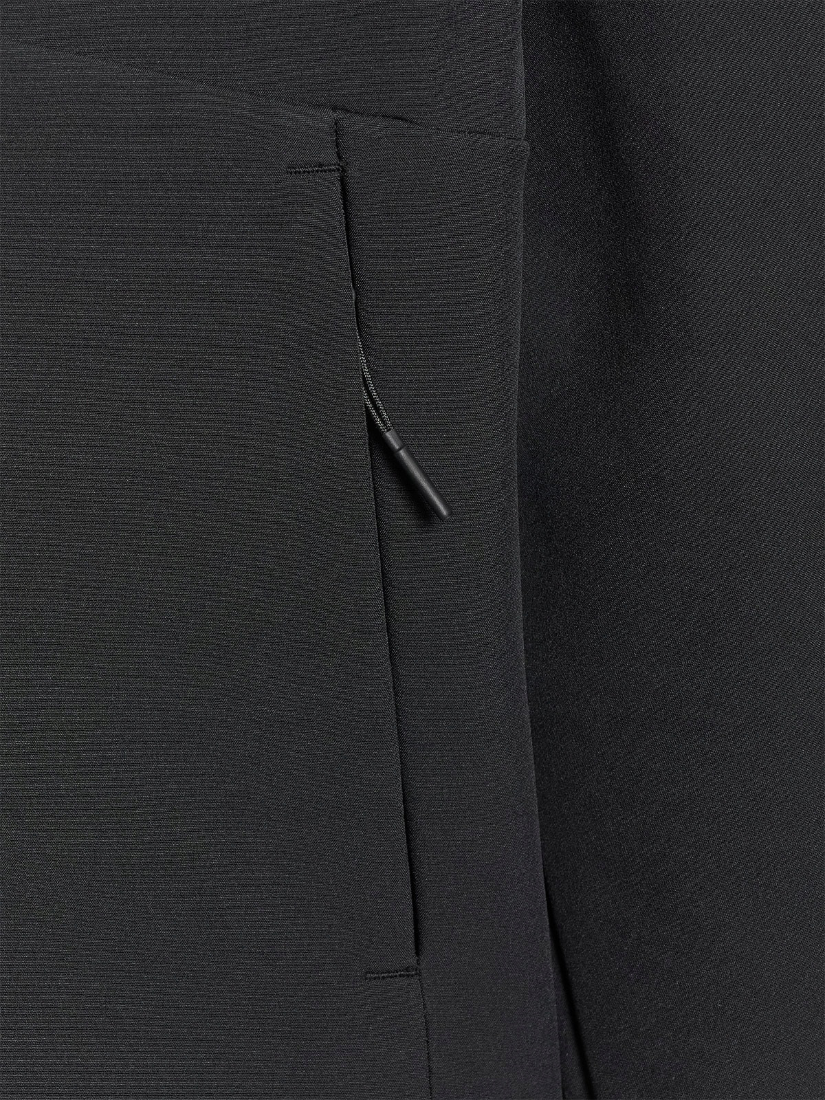 Wysoki kołnierz i kieszenie na zamek – Praktyczność i wygoda