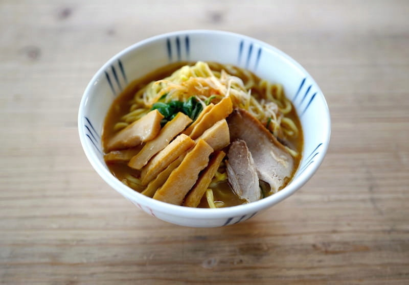 Intensywny smak dzięki sosowi sojowemu i olejowi sezamowemu