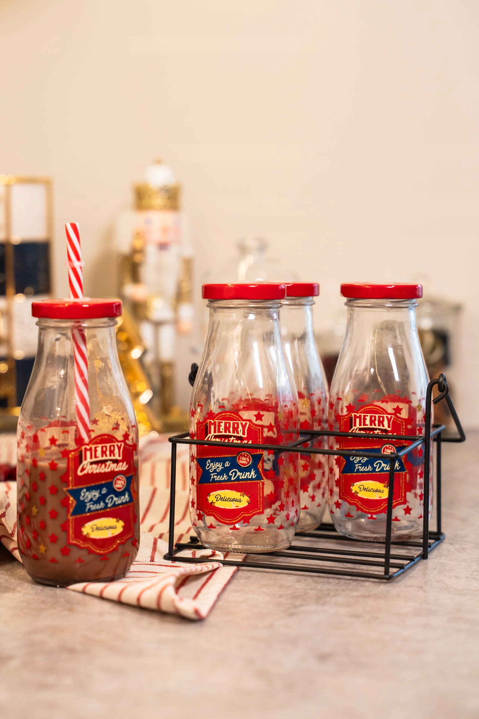 Oryginalne kubki z pokrywkami i słomkami