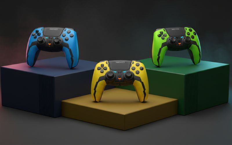Trzy kontrolery YAXO Hornet Fury Elite w kolorze niebieskim, żółtym i zielonym ustawione na podestach