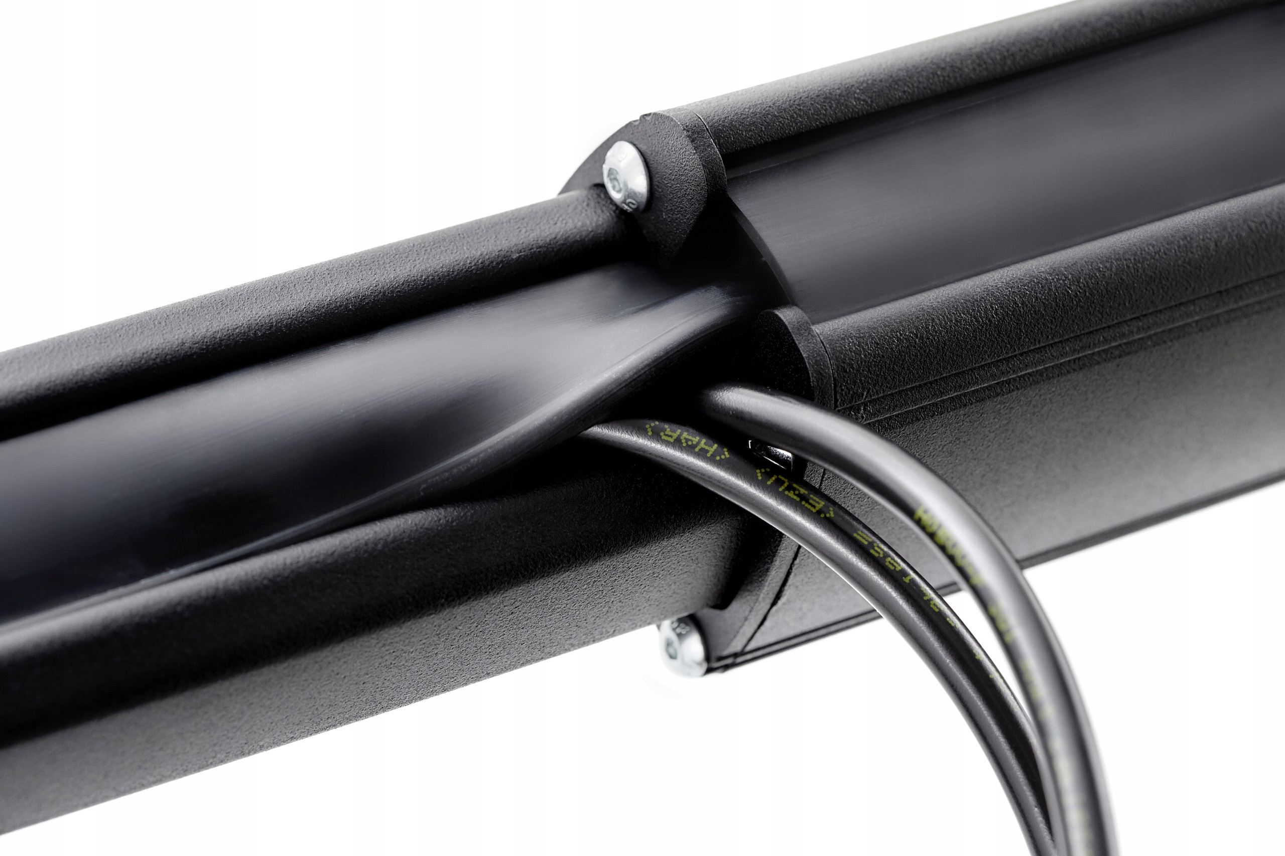 Trwała aluminiowa konstrukcja z systemem prowadzenia kabli