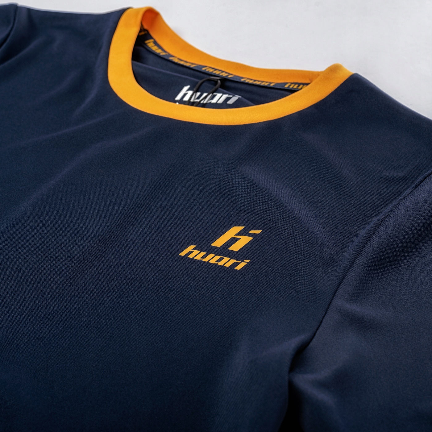 Delikatne logo marki Huari – Elegancja w sporcie