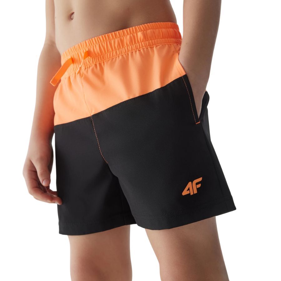 Spodenki kąpielowe młodzieżowe 4F JWSS24UBDSM069 – Modne szorty na plażę i basen