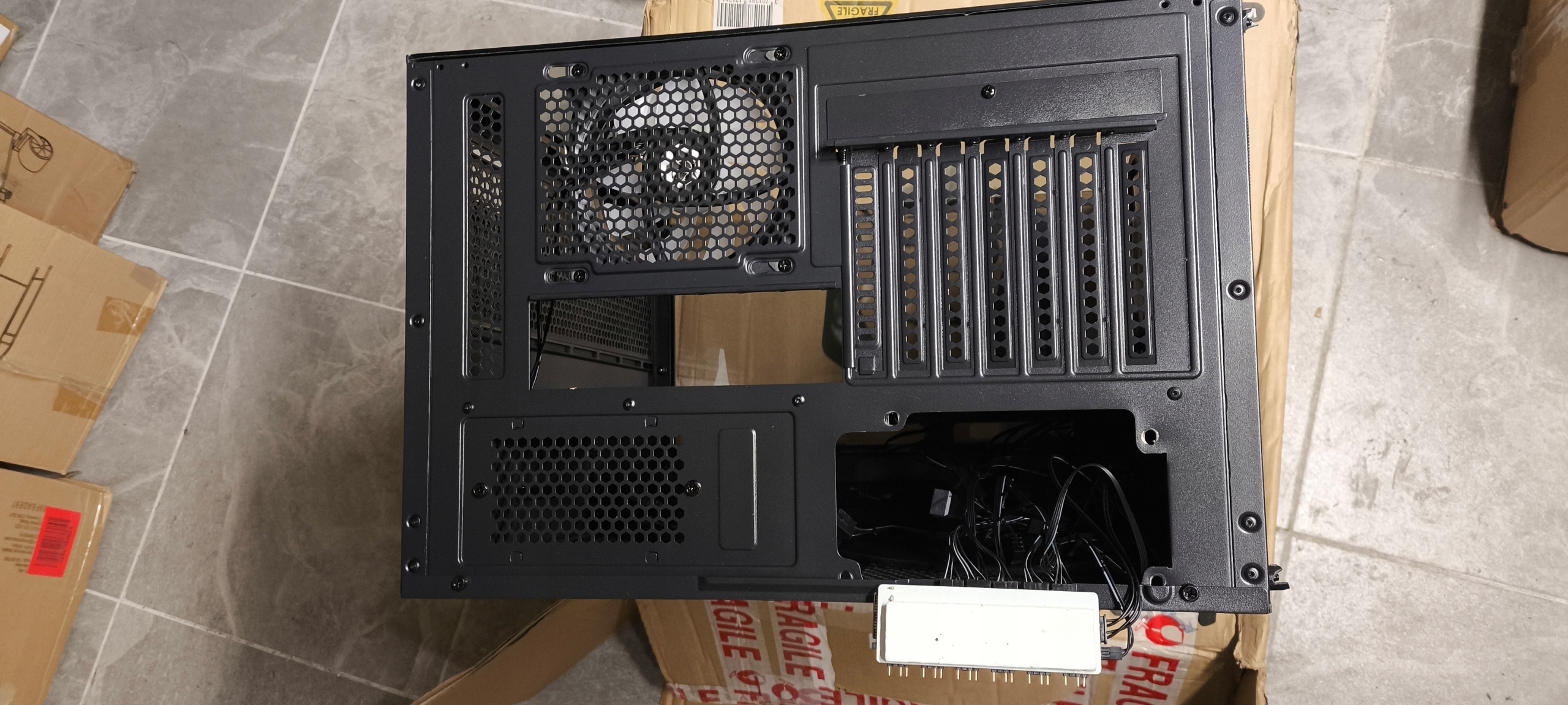 Przestronność z gniazdami na dyski HDD i SSD