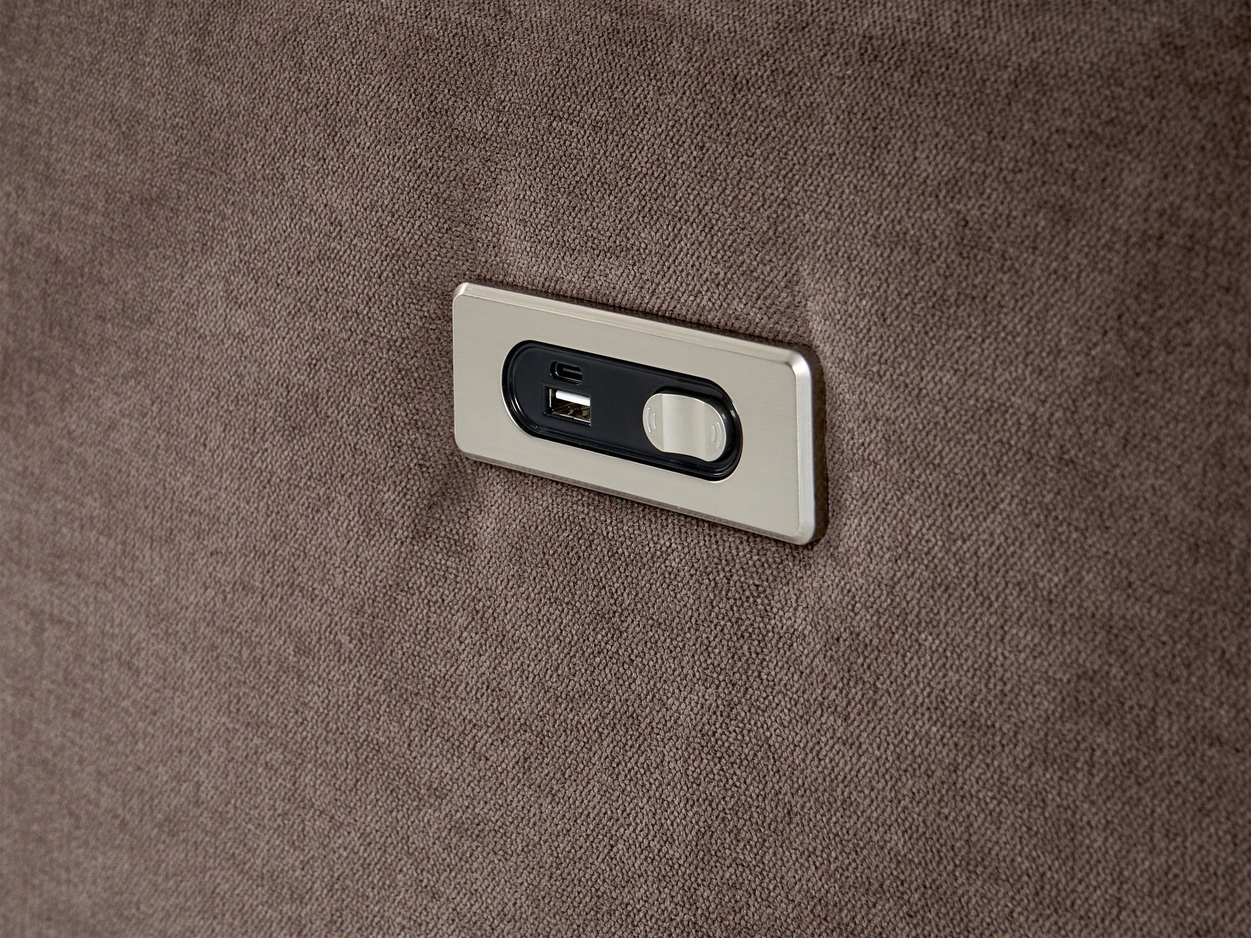 Sofa z elektryczną funkcją relaksu z ładowarką beżowa ROKKE – Komfort i nowoczesny design