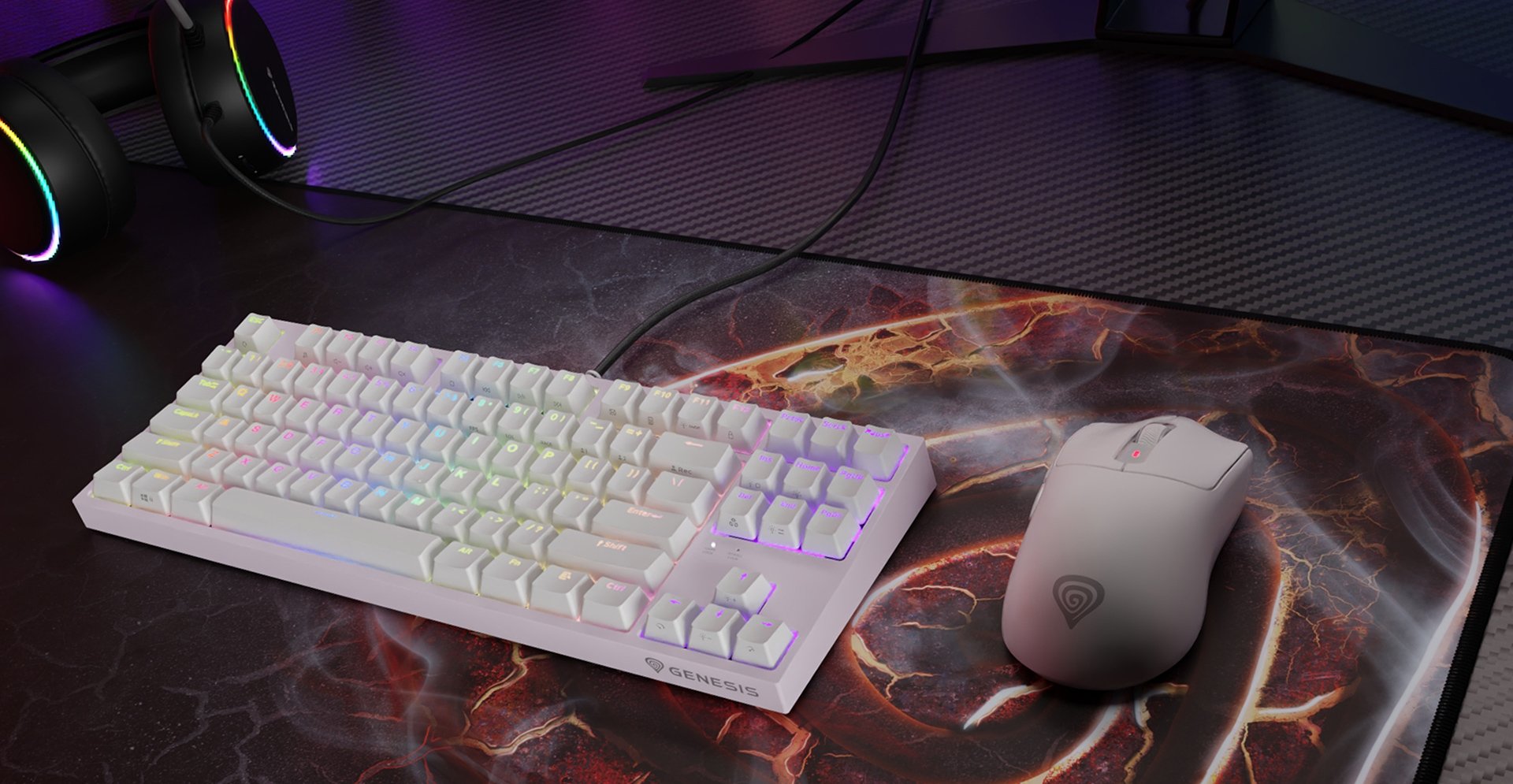 Biała mysz i klawiatura do gier z podświetleniem RGB na kolorowej podkładce pod mysz, ustawione na eleganckim biurku do gier