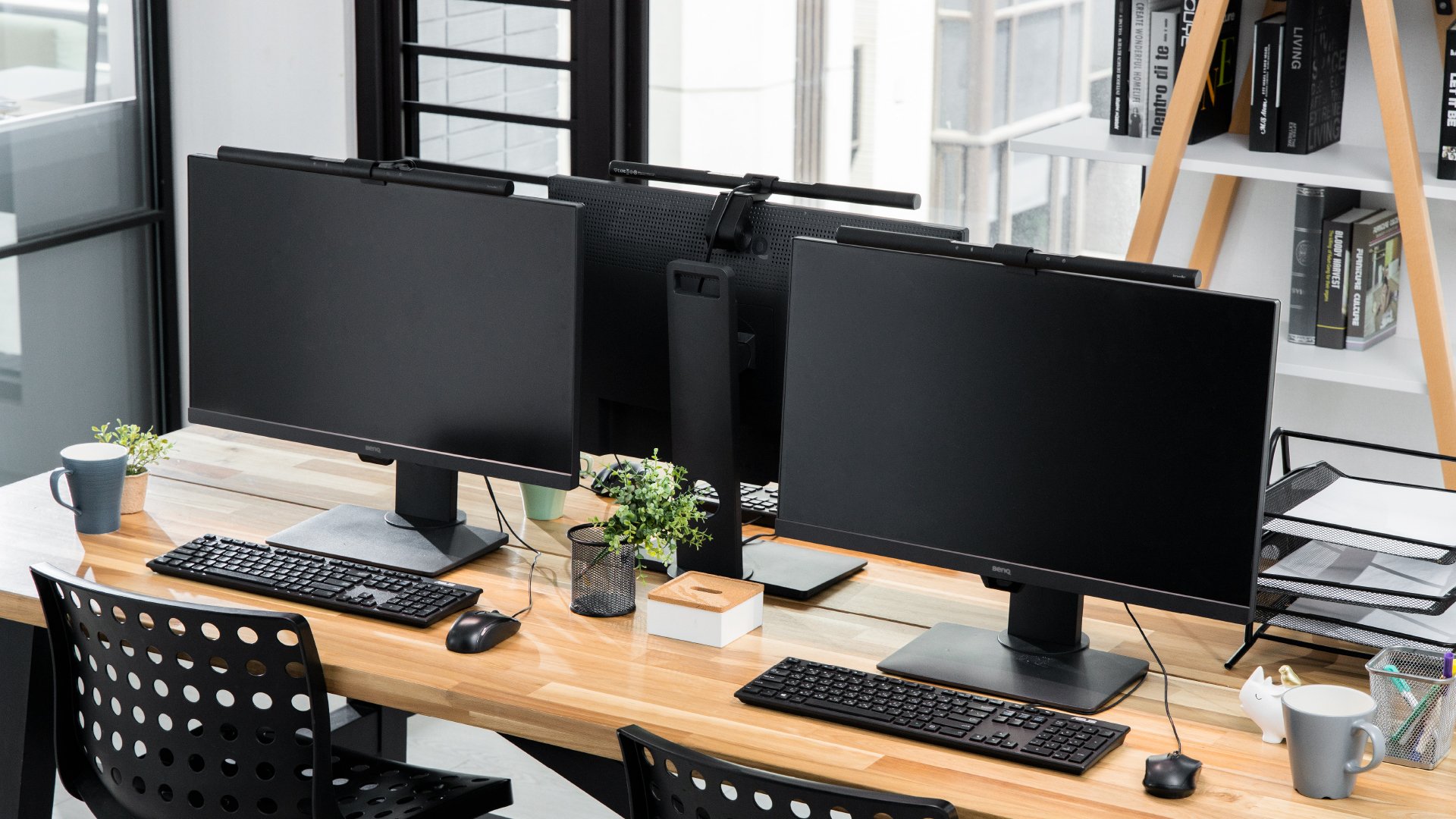 Lampa do monitora BenQ ScreenBar na biurku