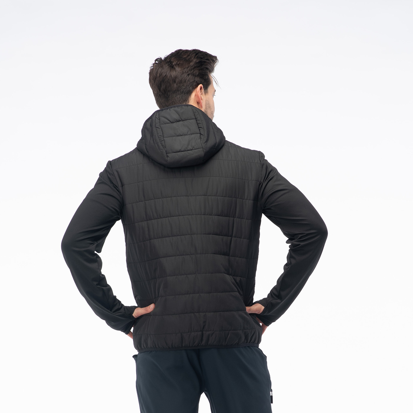 Obszerny kaptur na wietrzne dni