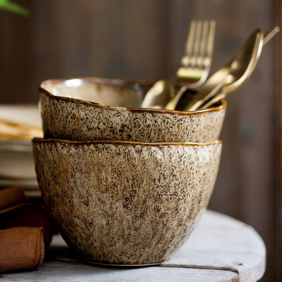 Wysokiej jakości ceramika w piaskowym kolorze