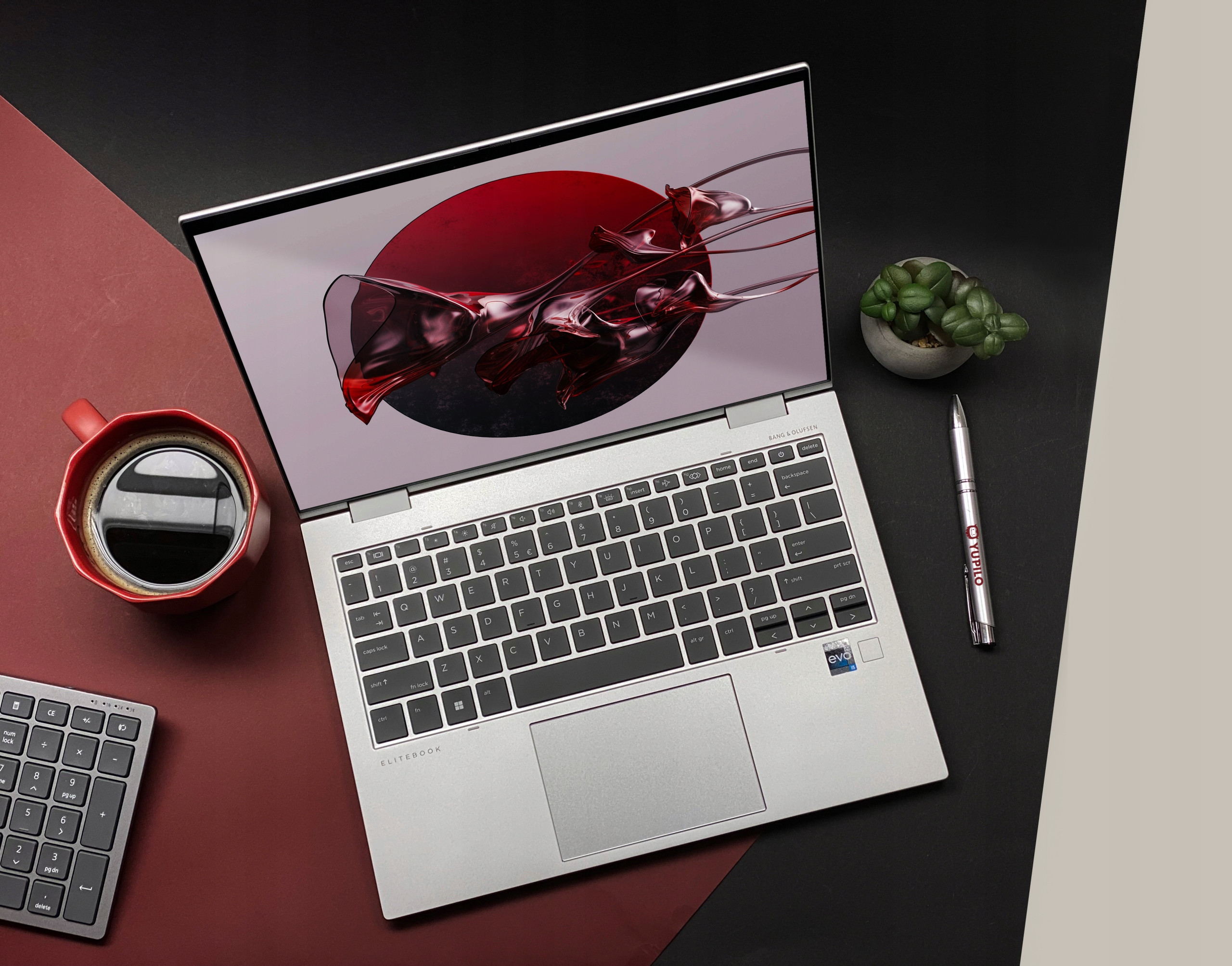 Ergonomiczna klawiatura i duży touchpad