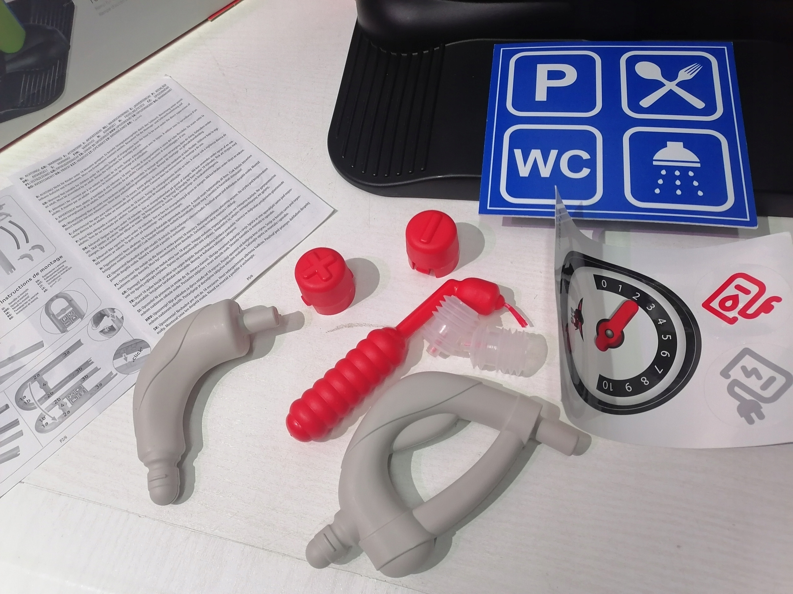 Elementy dodatkowe: manometr i dźwiękowe przyciski