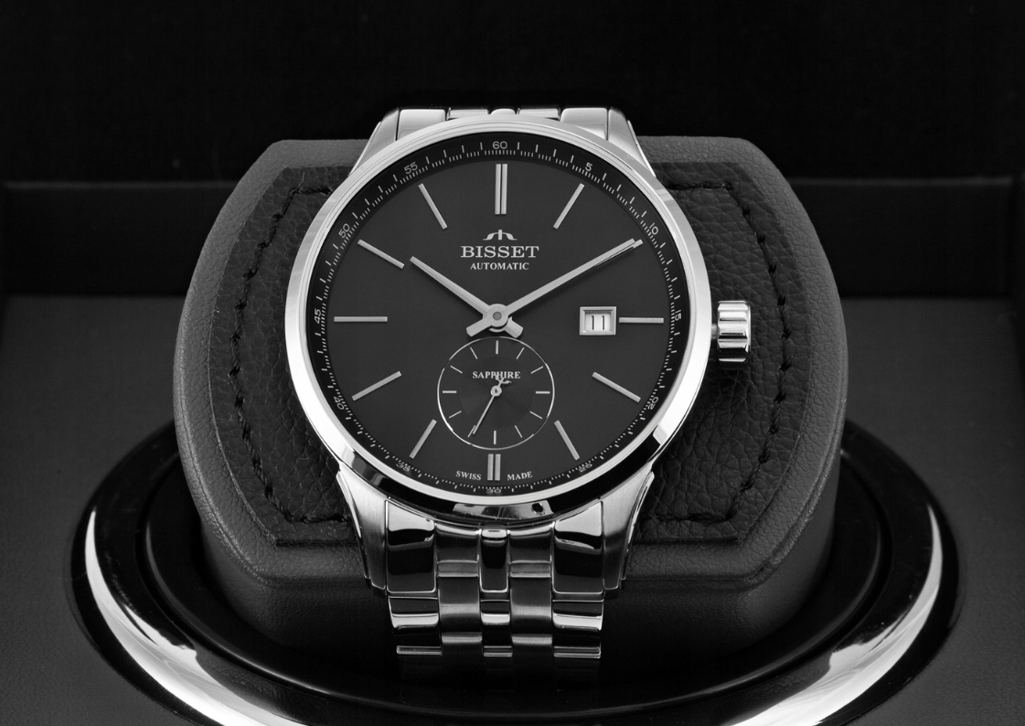 Stylowa kolorystyka – Srebrna koperta i bransoleta z czarną tarczą