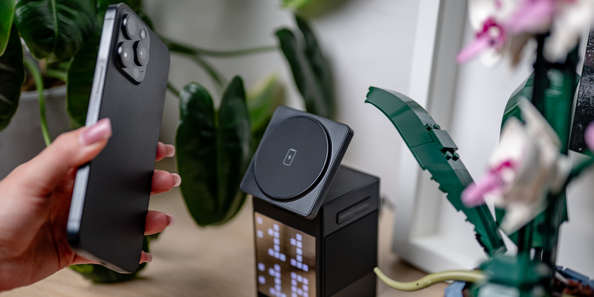 Ładowarka MagSafe z głośnikiem i wyświetlaczem Newell induOne MagPlay