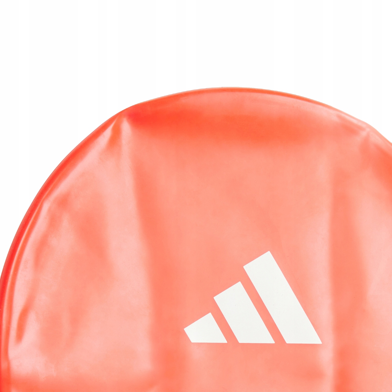 Stylowy design – Kontrastowe logo adidas