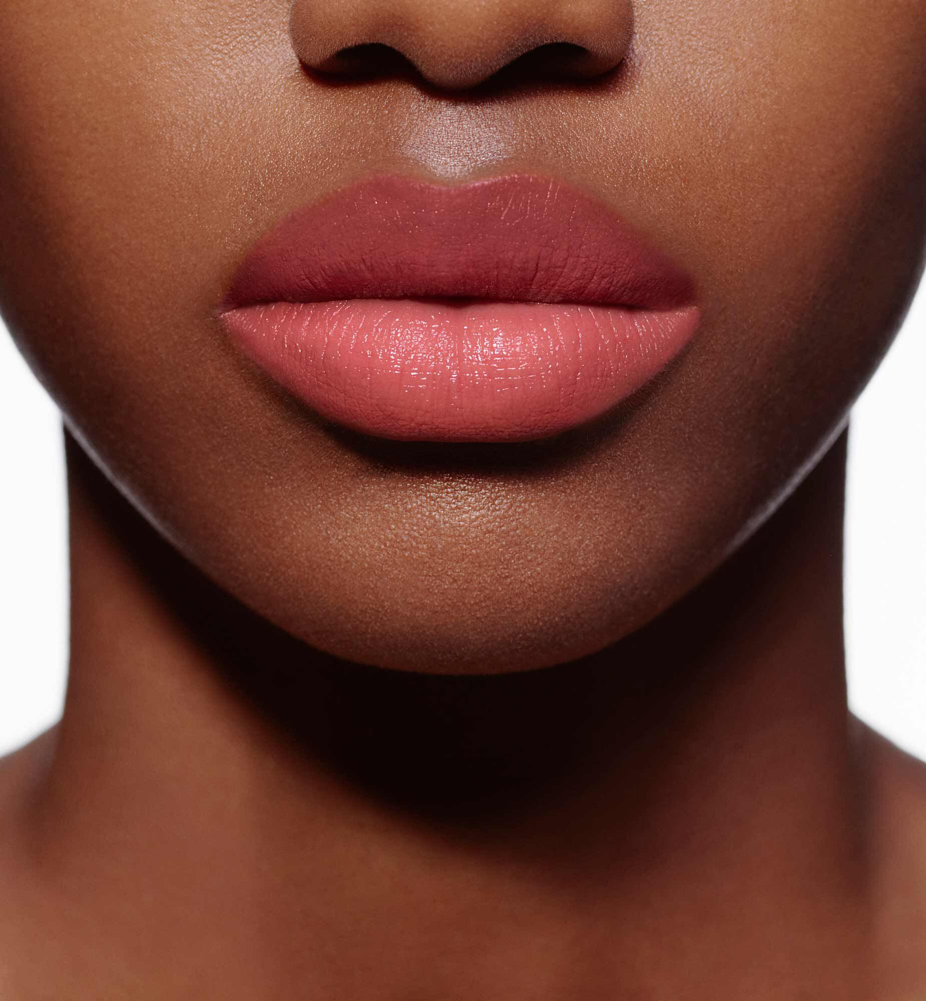 Delikatne krycie kolorystyczne dla eleganckiego wyglądu