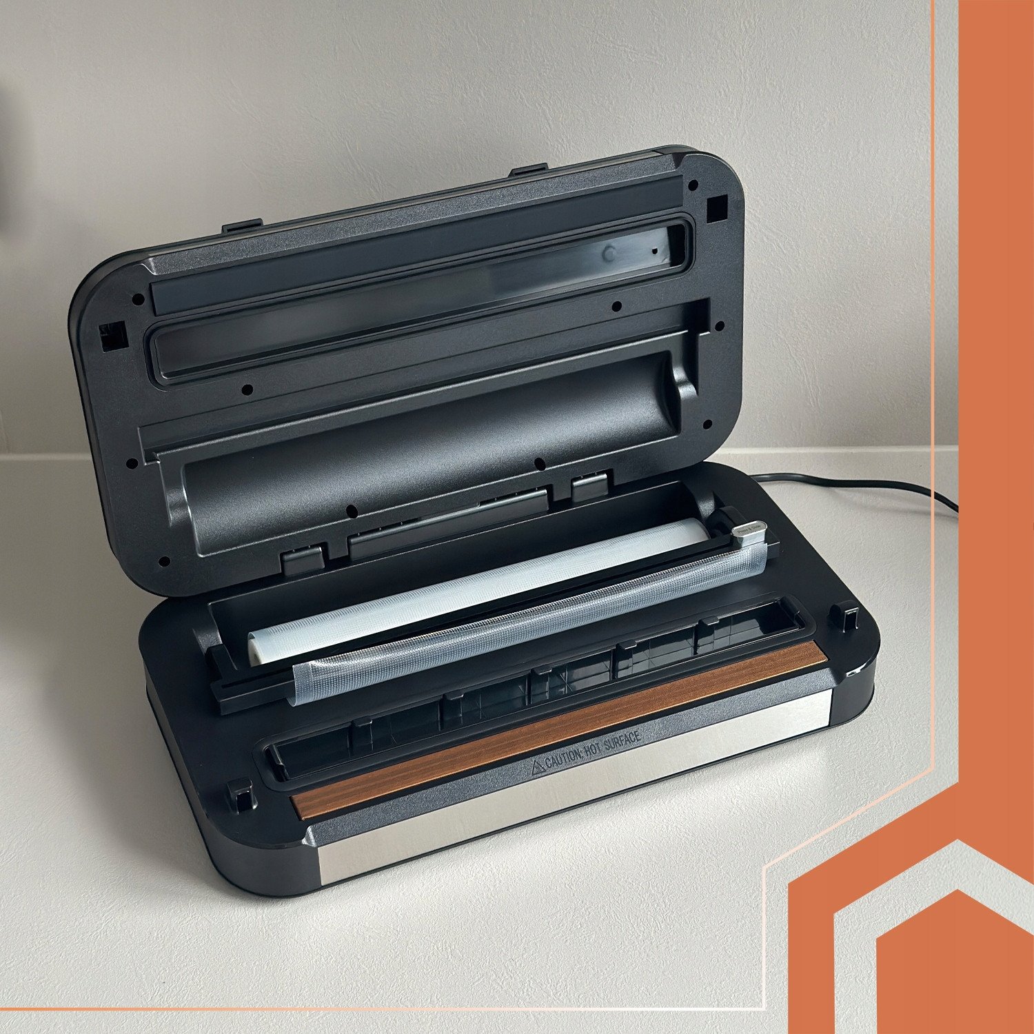 Wbudowany nożyk i uchwyt na rolkę - wygoda użytkowania