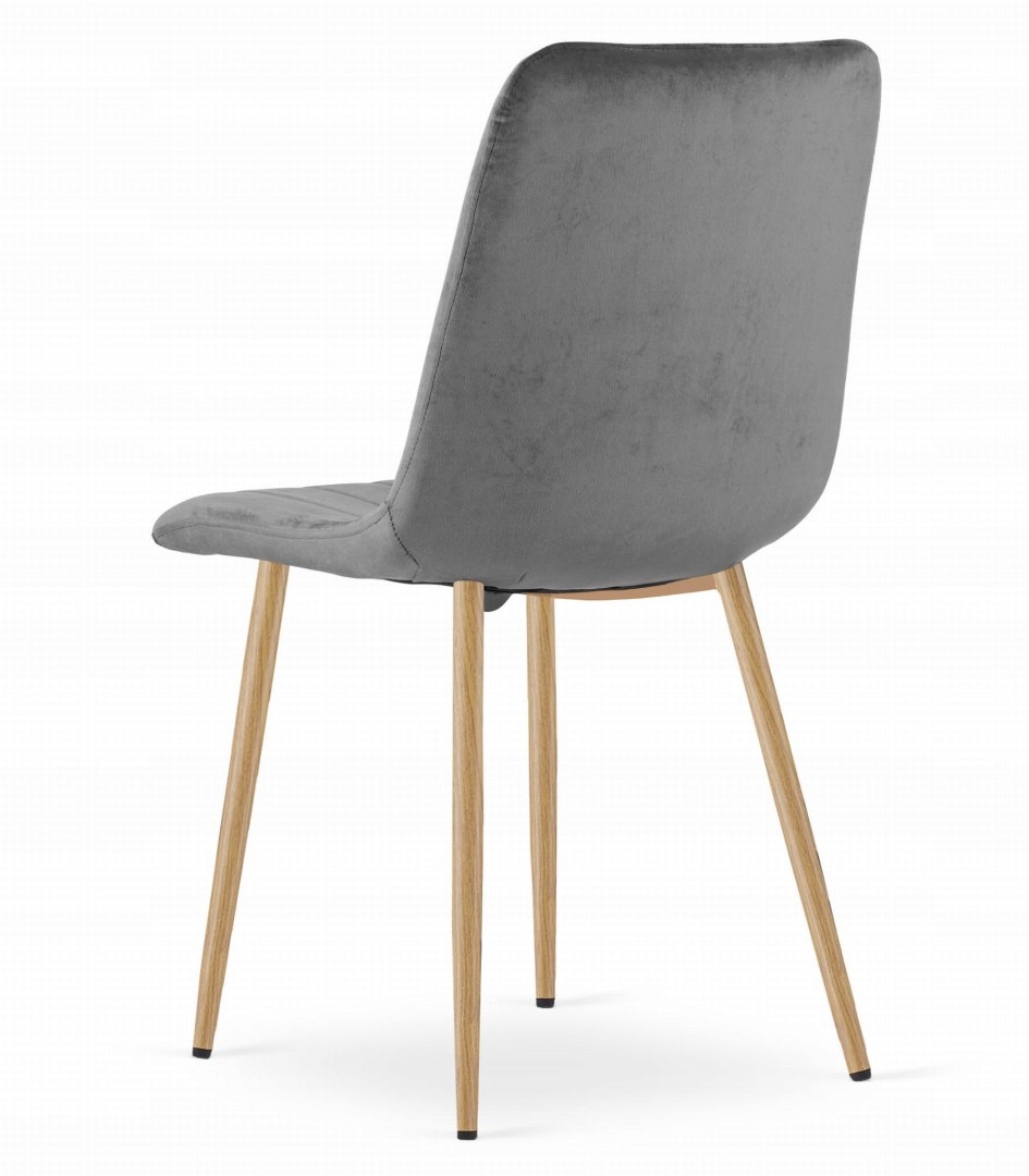 Stabilna konstrukcja z metalowymi nogami