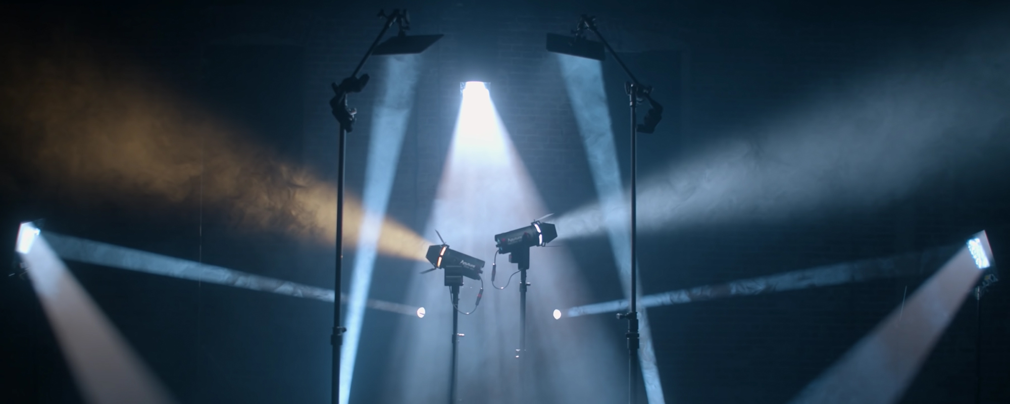 width=100% Lampy LED Aputure Light Storm LS 60x świecące ciepłym i zimnym światłem w różnych kierunkach
