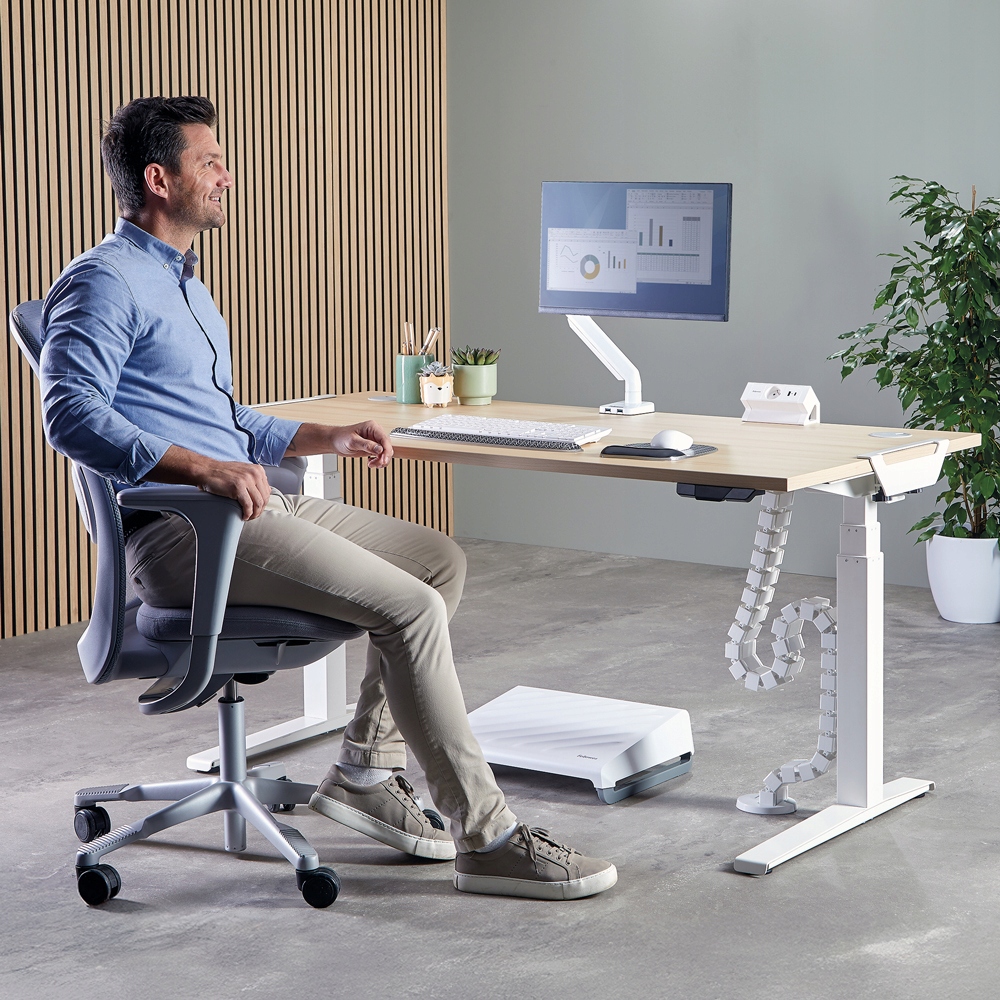 Elastyczna konstrukcja dostosowująca się do biurek