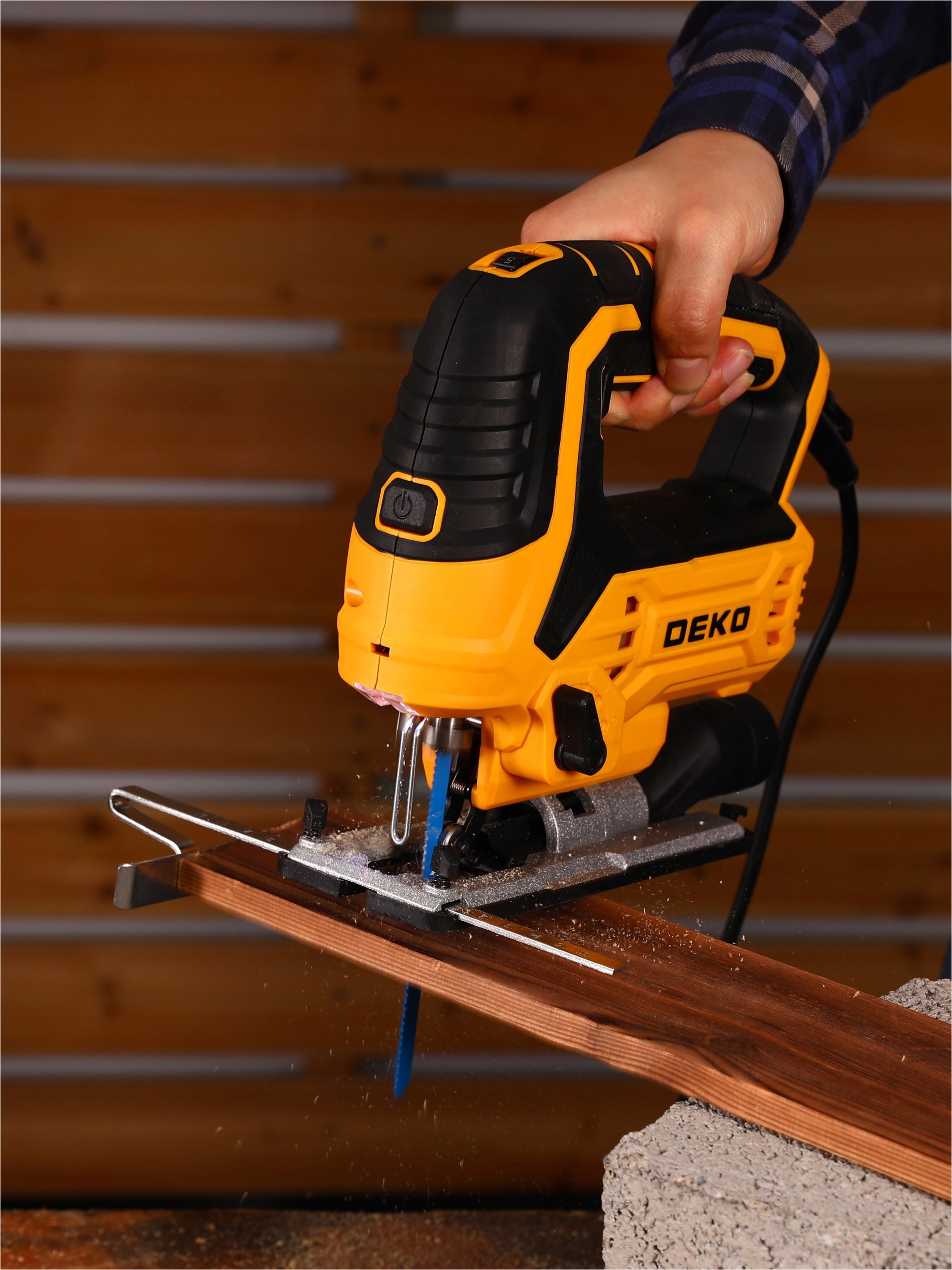 Wyrzynarka Deko DEKO DKJS80XL100 – Wydajne narzędzie do cięcia drewna i metalu