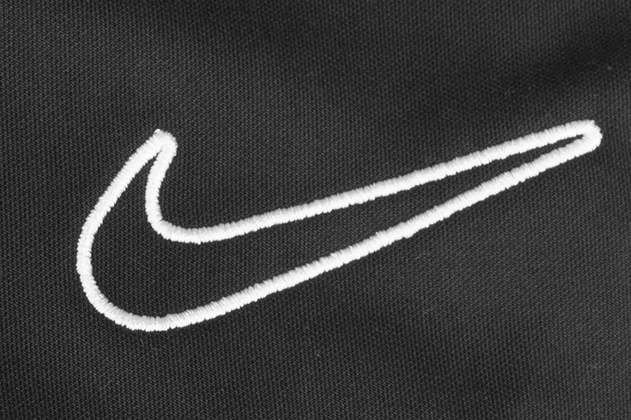 Minimalistyczny design w czarnym kolorze z logo Swoosh