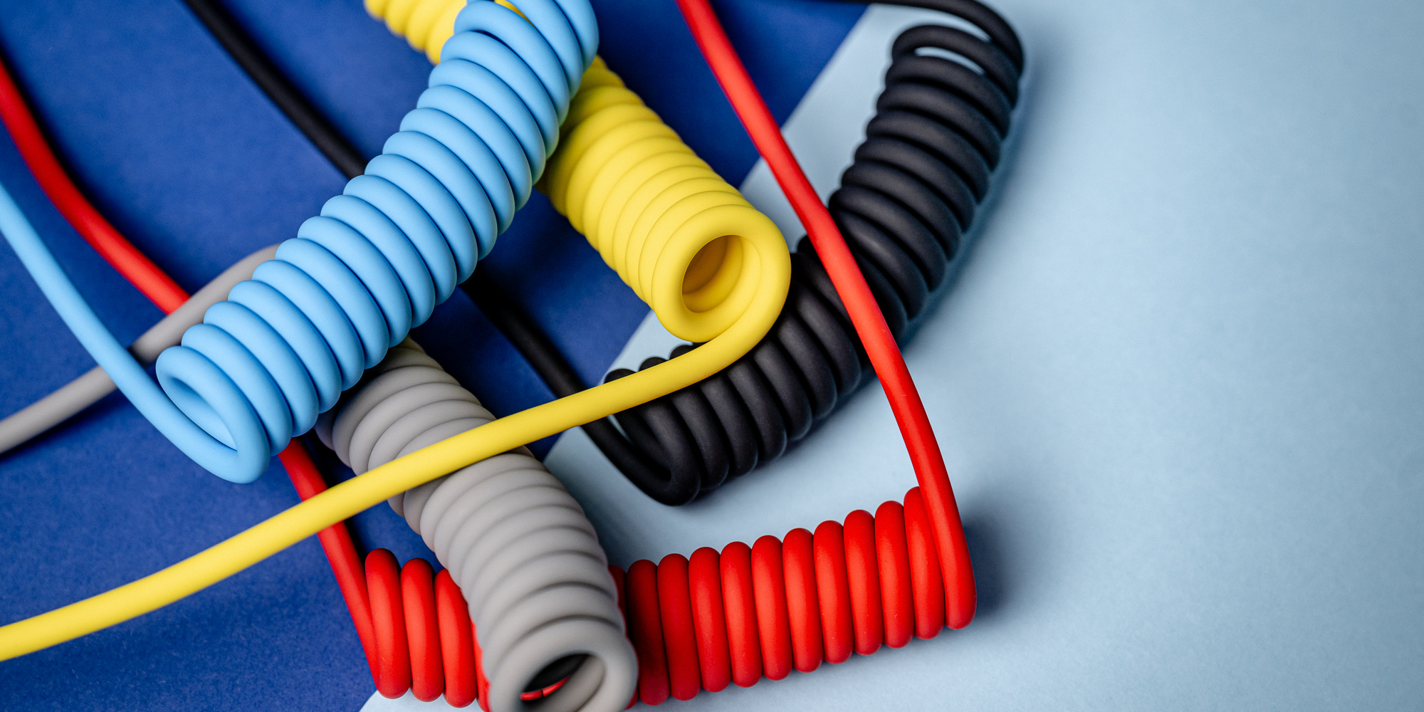 Kabel Newell USB-C - USB-C 100 W, 1,5 m, silikonowy, spiralny, czarny