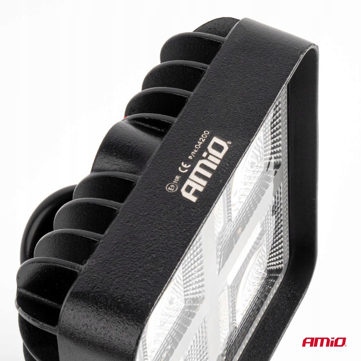 Kompaktowe wymiary 110x110 mm – łatwy montaż