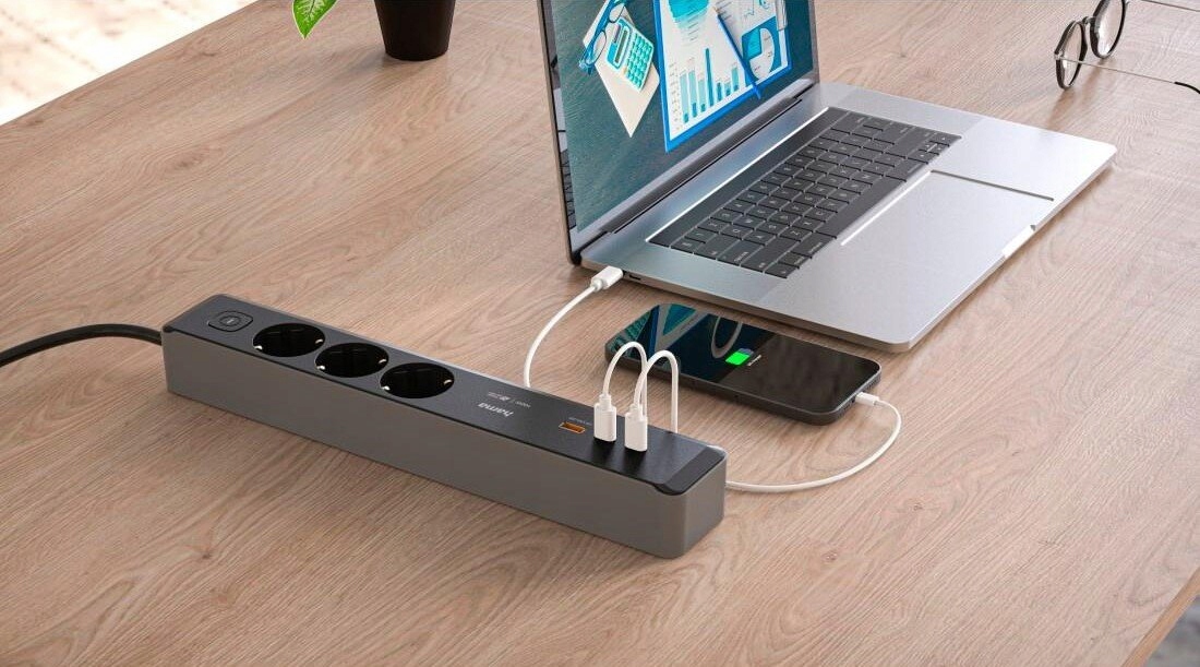 Trzy gniazda SCHUKO – idealne do biura i domu