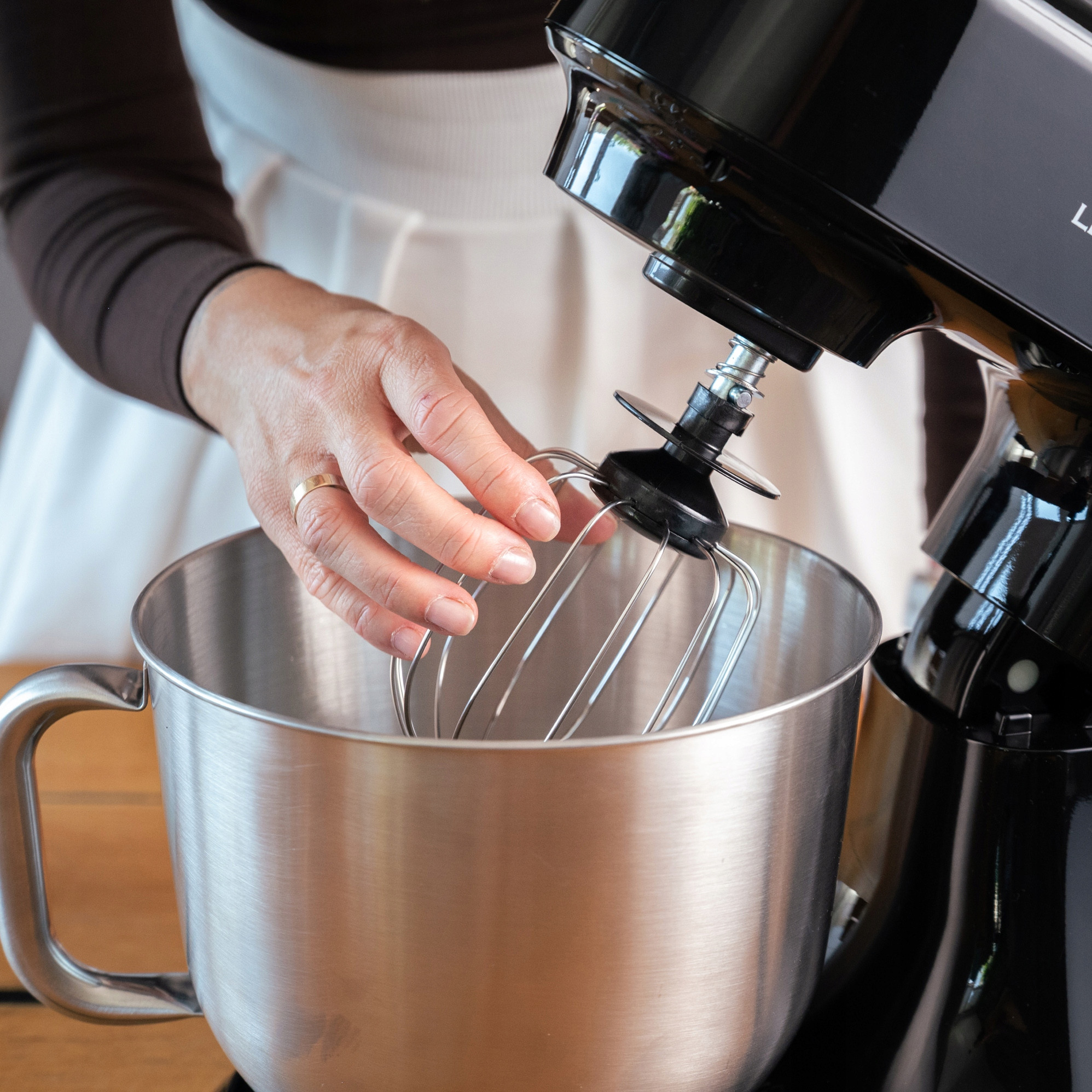 ROBOT PLANETARNY KUCHENNY MIKSER GRZANIE MISY DO 45°C WBUDOWANA WAGA PANEL Tryby pracy pulsacyjny