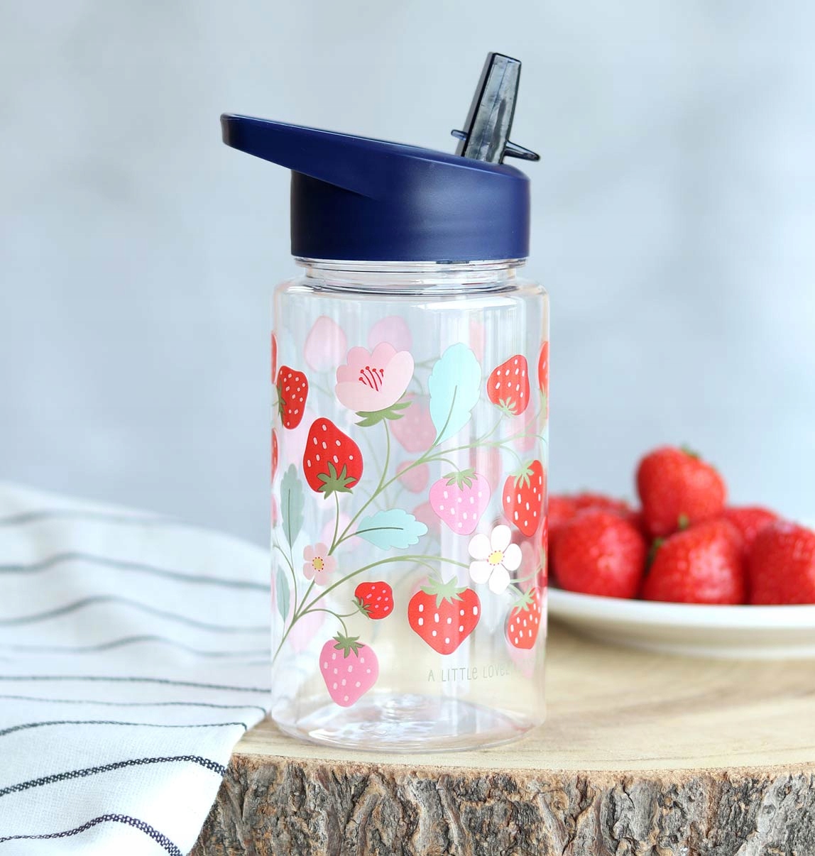 Butelka na wodę dla dzieci STRAWBERRIES 0,45L – Uroczy towarzysz na każdą przygodę