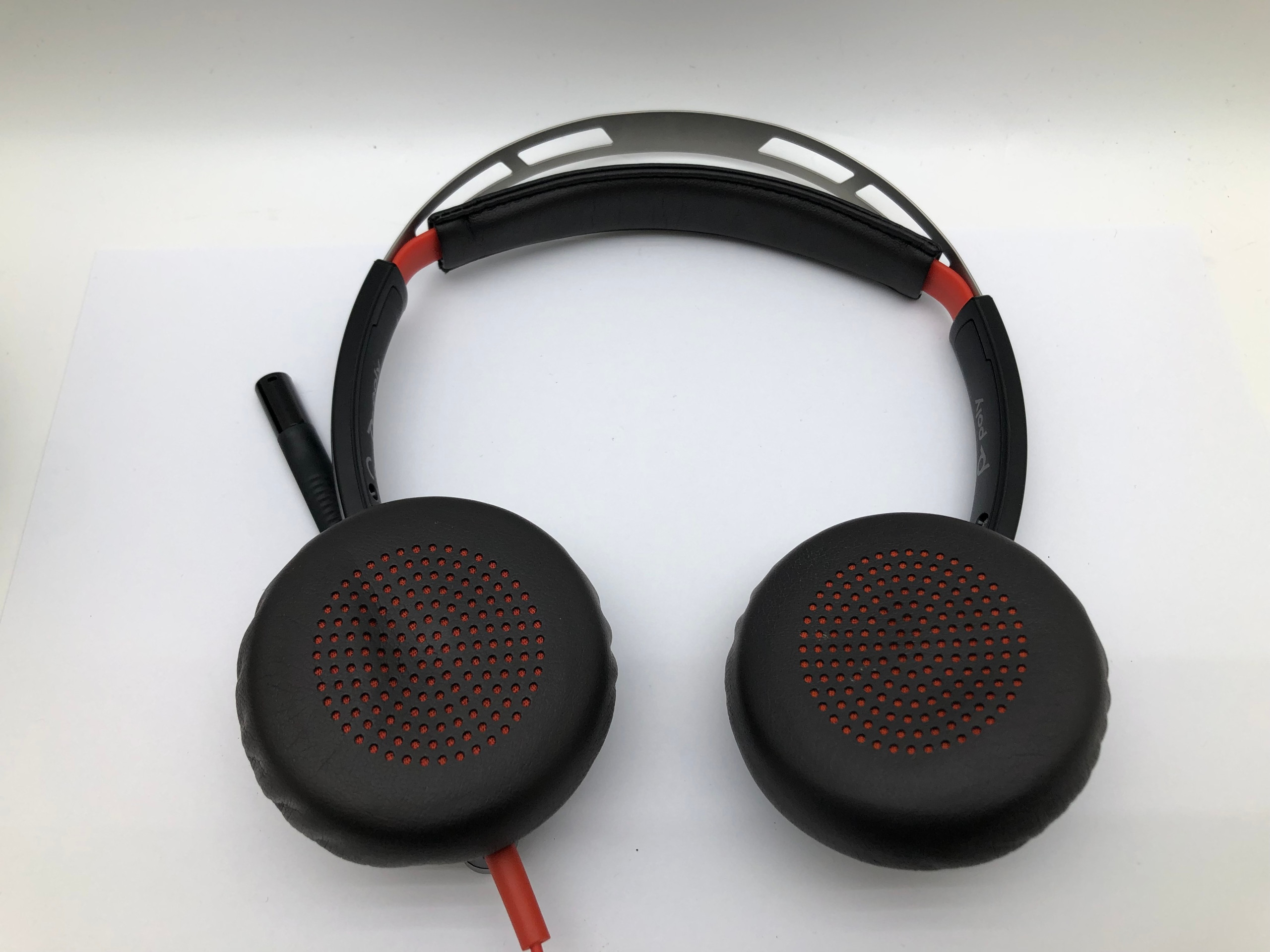 Wysoka jakość dźwięku z pasmem przenoszenia 20 - 20000 Hz