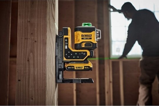 Kompaktowy laser liniowy DeWalt z uchwytem