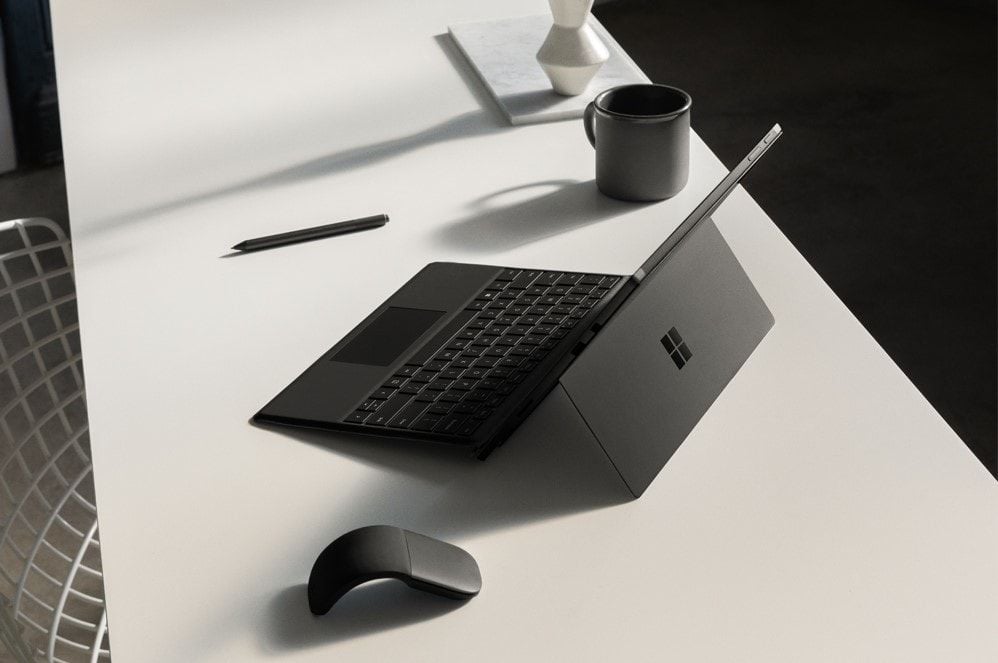 Surface Pro 6 na biurku