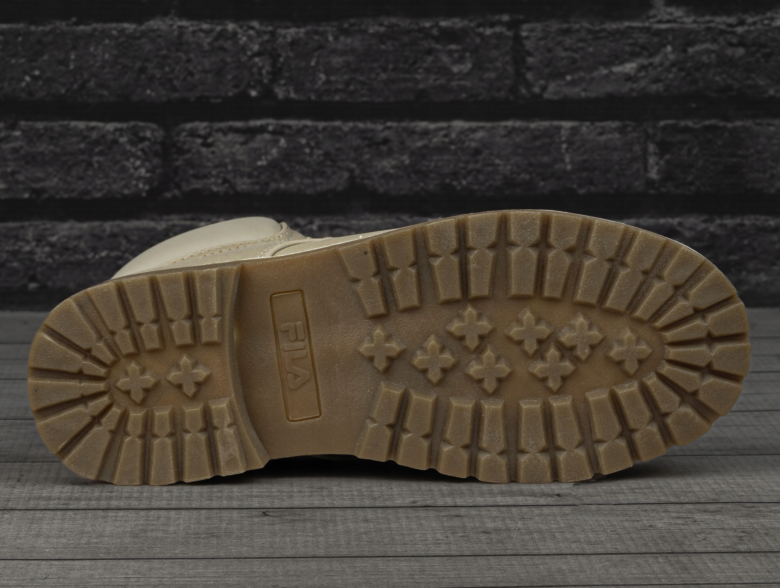 Materiały wysokiej jakości – syntetyk i guma antypoślizgowa