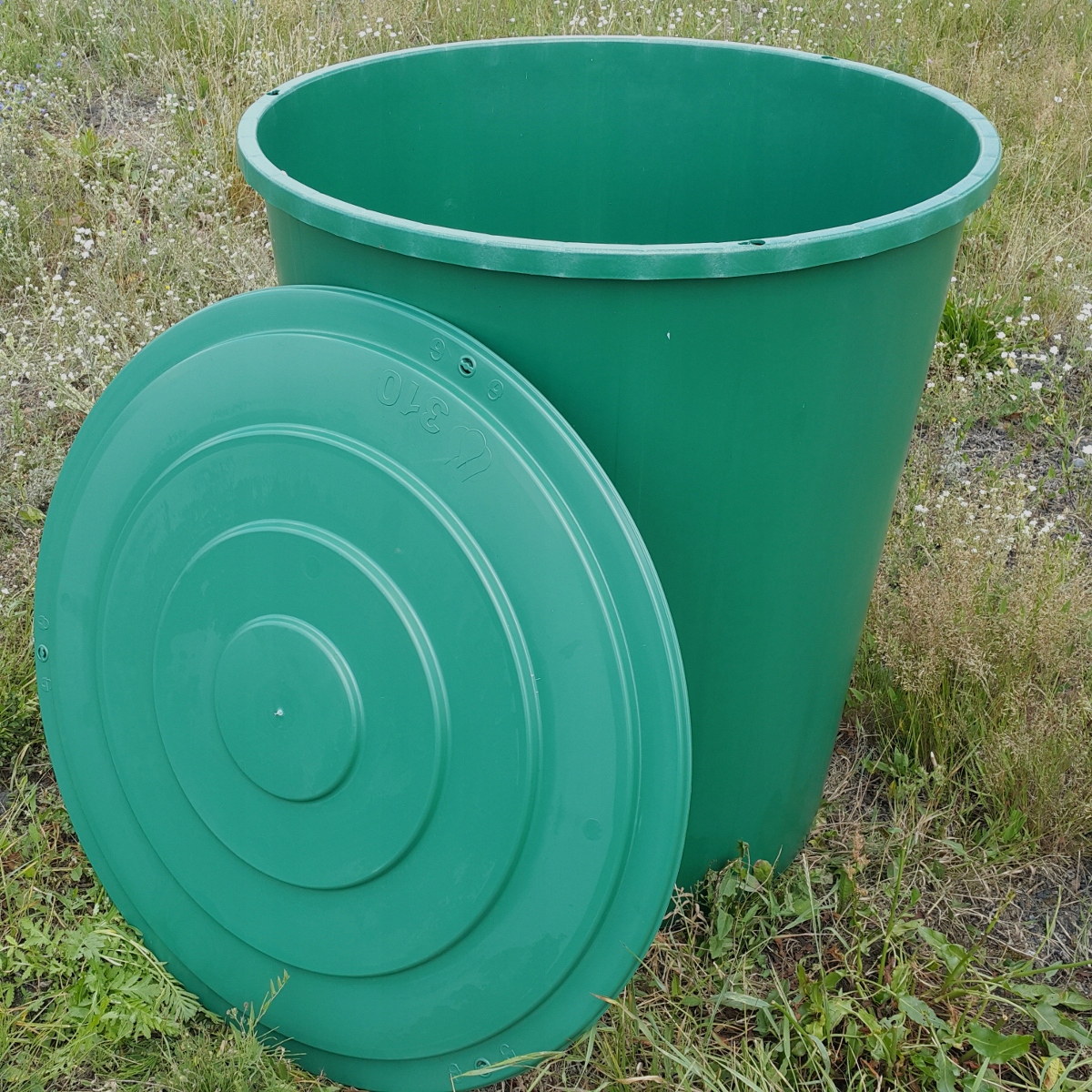 Estetyczny design – Zielony kolor doskonale komponuje się w ogrodzie
