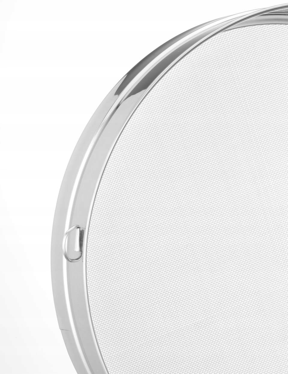 Dokładne przesiewanie mąki dla idealnego ciasta