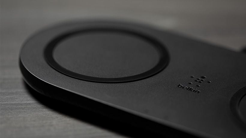 Wykorzystuje ładowanie indukcyjne Zbliżenie BOOST ↑ CHARGE Dual Wireless Charging Pad