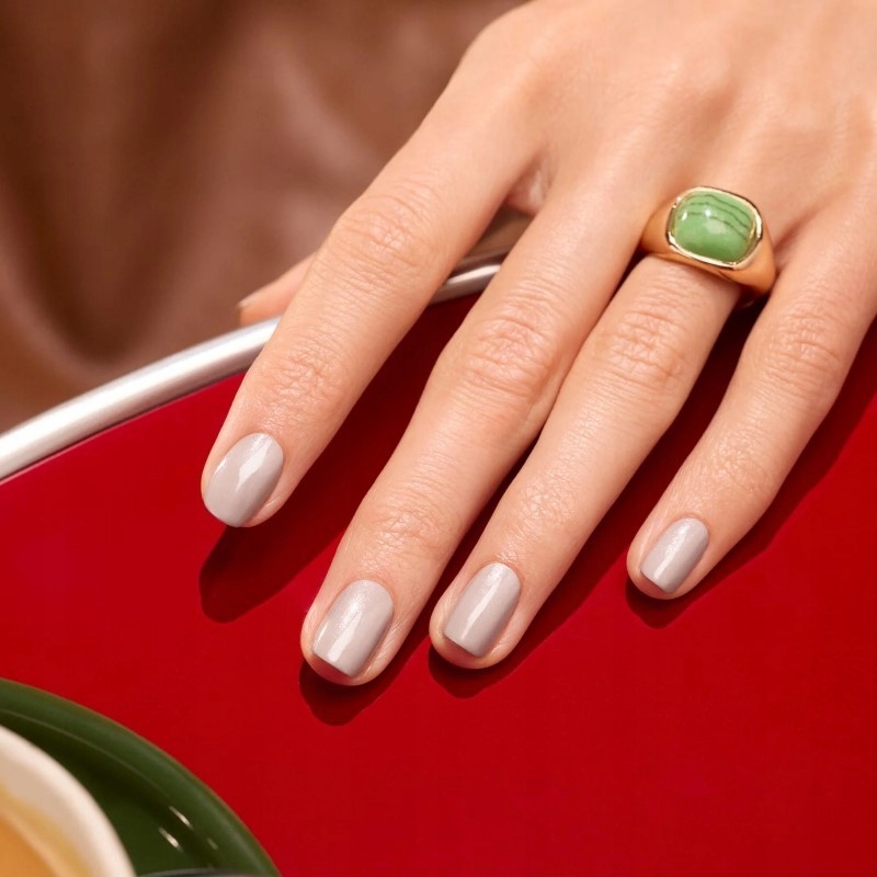 Elegancki odcień perłowego szarości – idealny na każdą okazję