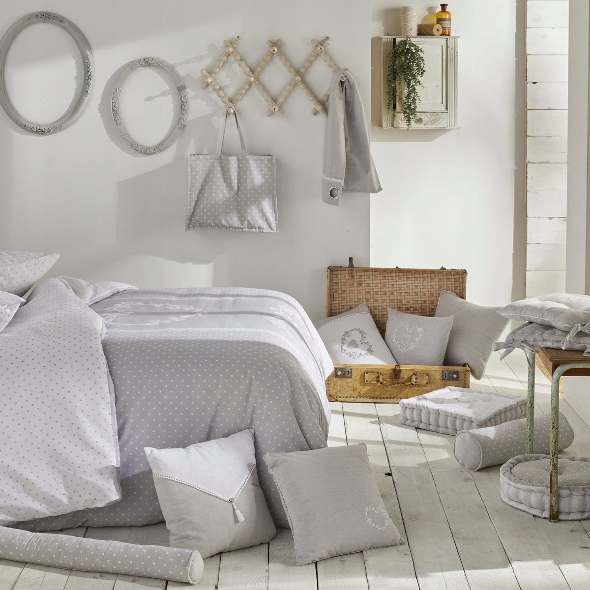 Poduszka dekoracyjna do salonu CONSTANCE – Elegancja i komfort w Twoim wnętrzu