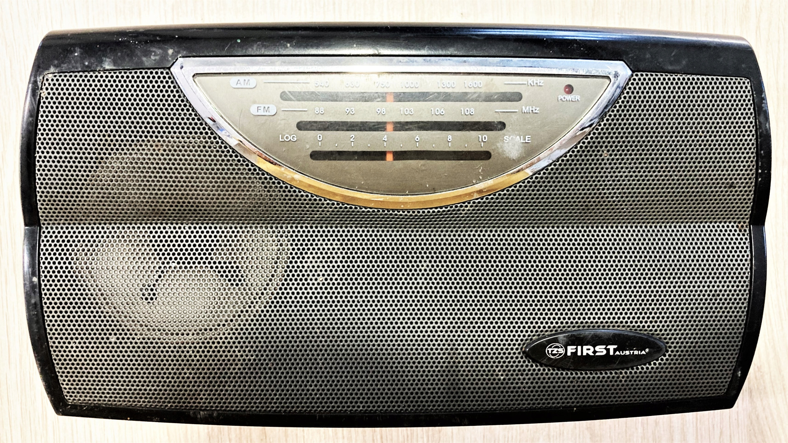 Funkcjonalność AUX – Odtwarzaj muzykę z innych urządzeń