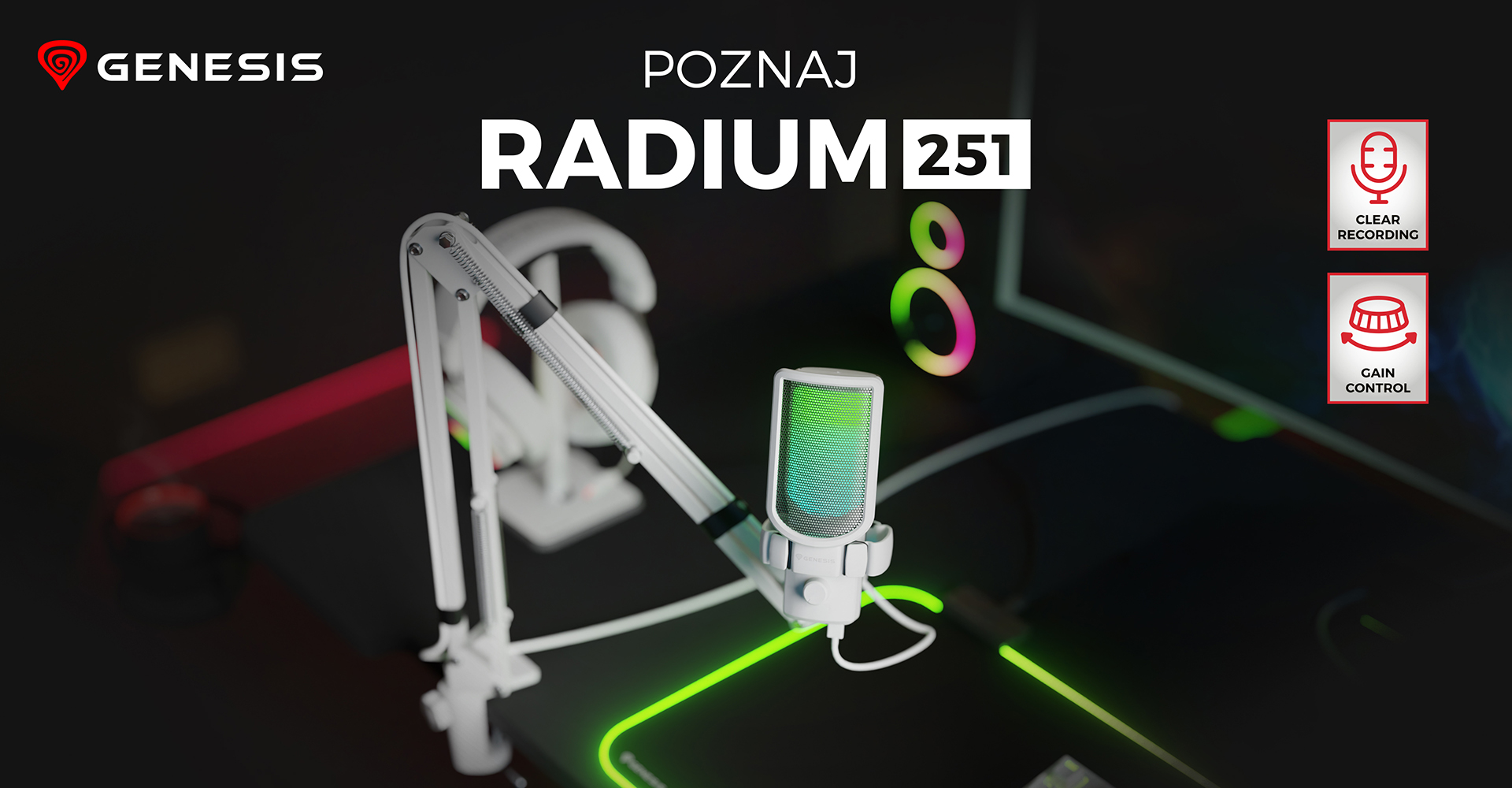 Biały mikrofon Genesis Radium 251 USB zamontowany na regulowanym ramieniu, z kolorowymi akcesoriami gamingowymi w tle