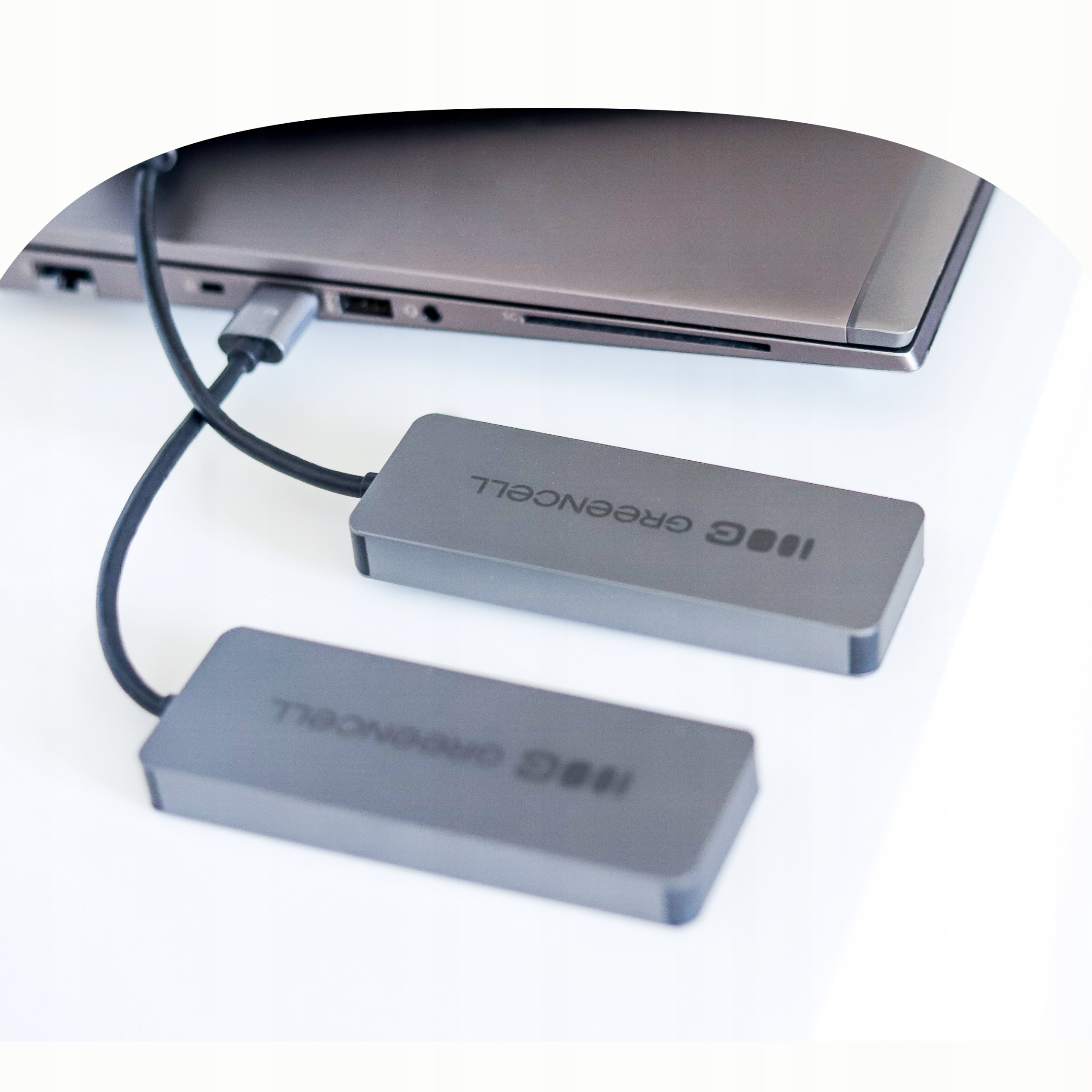 Mobilność i zintegrowany przewód – idealny do biura i w podróży