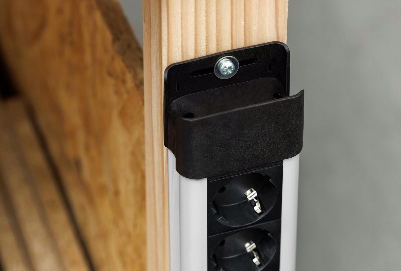 Różnorodne możliwości mocowania listwy zasilającej