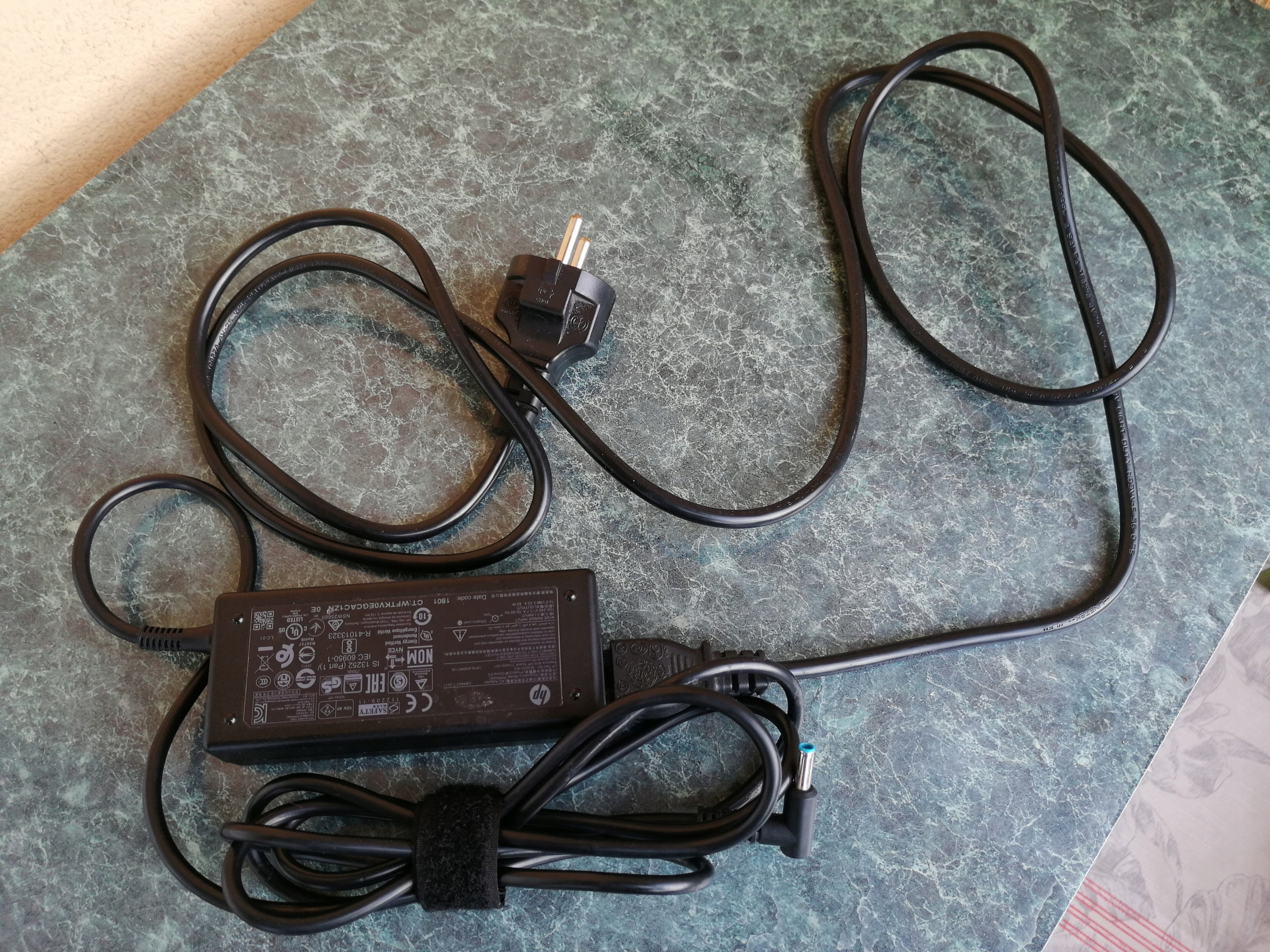 Napięcie wejściowe 100 - 240 V dla globalnej kompatybilności