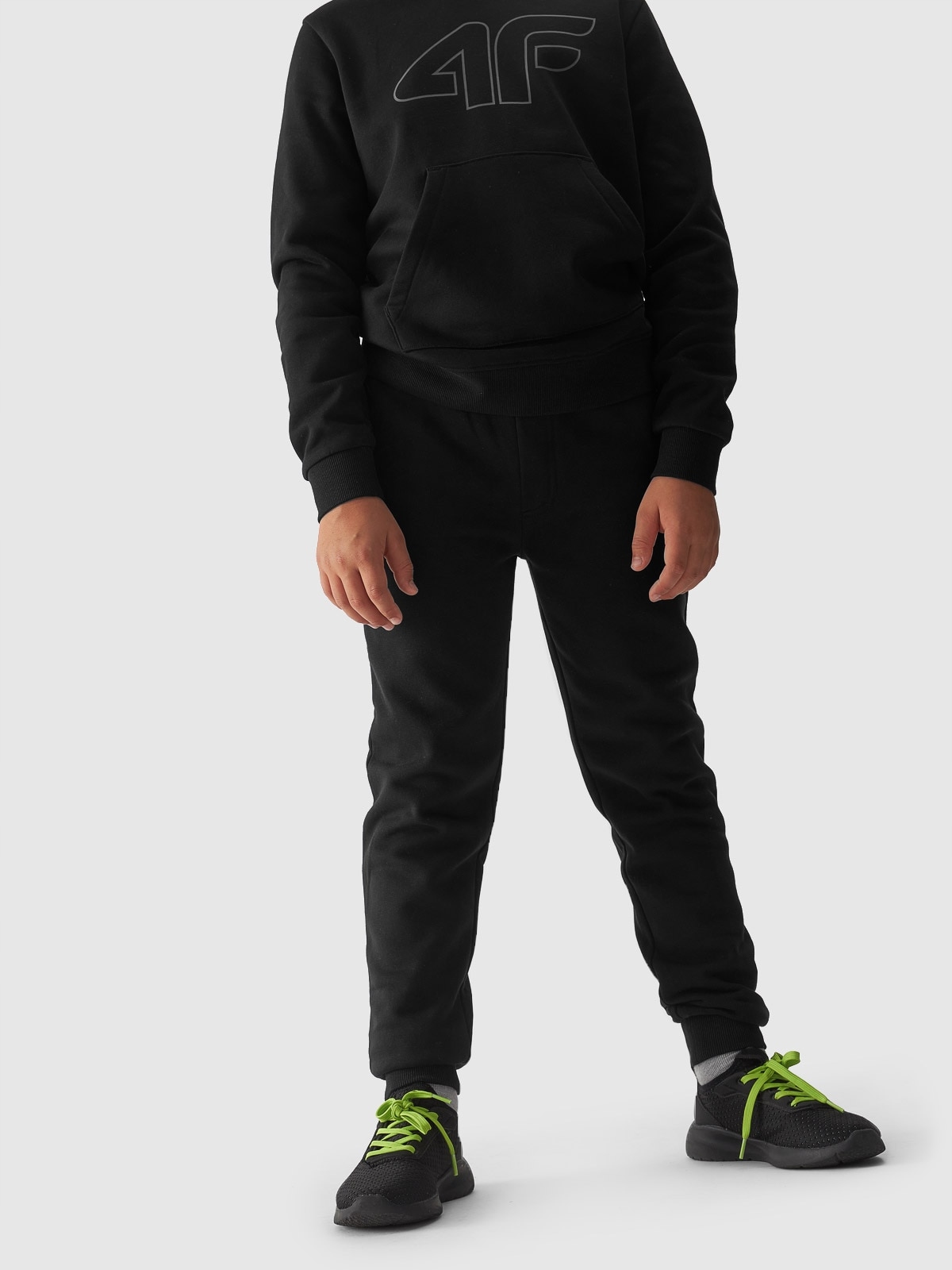 Spodnie dresowe chłopięce Junior 4F – Komfort i styl dla aktywnych dzieci