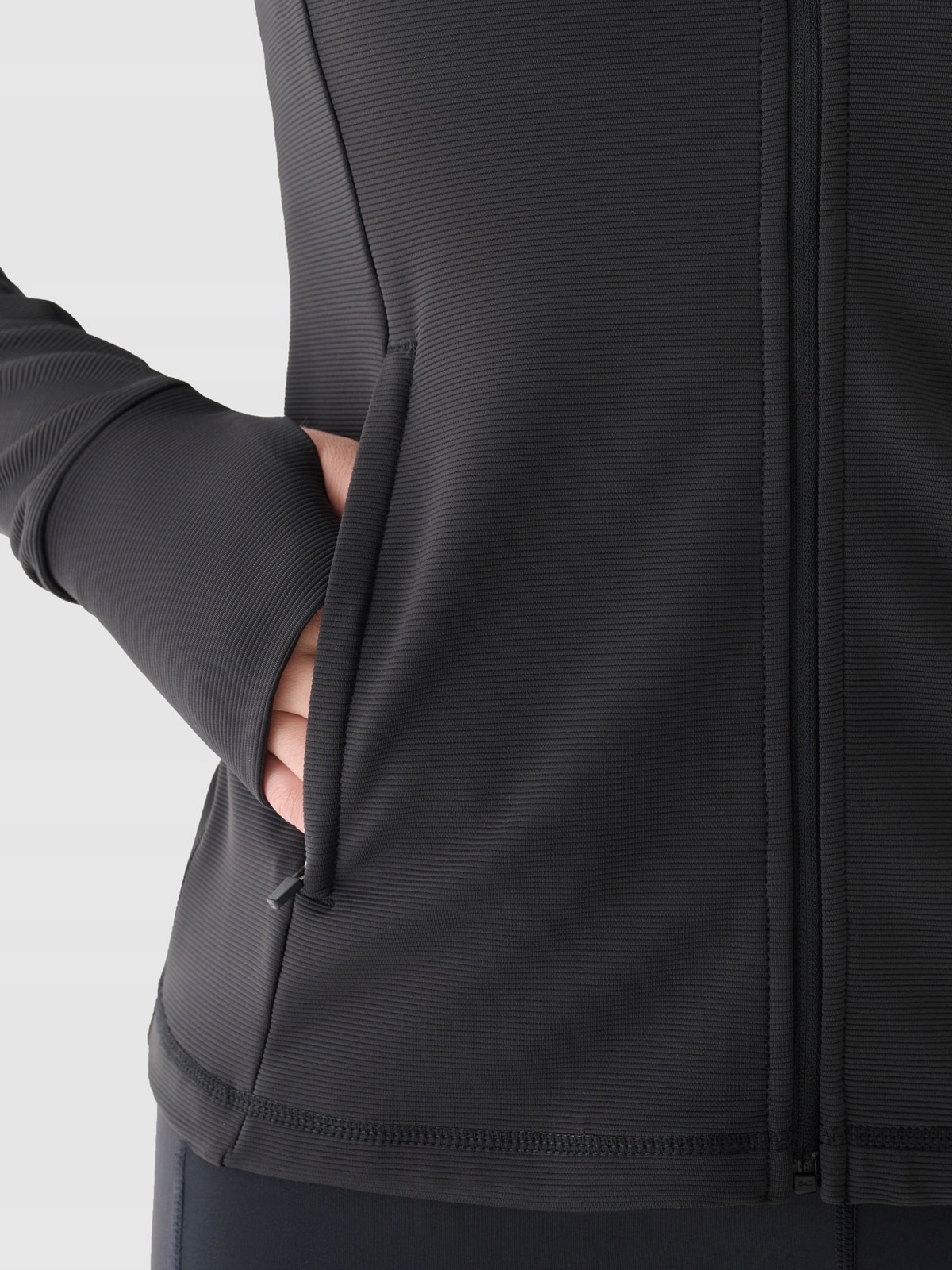 Funkcjonalne detale – Kieszenie, zamek i otworki na kciuki