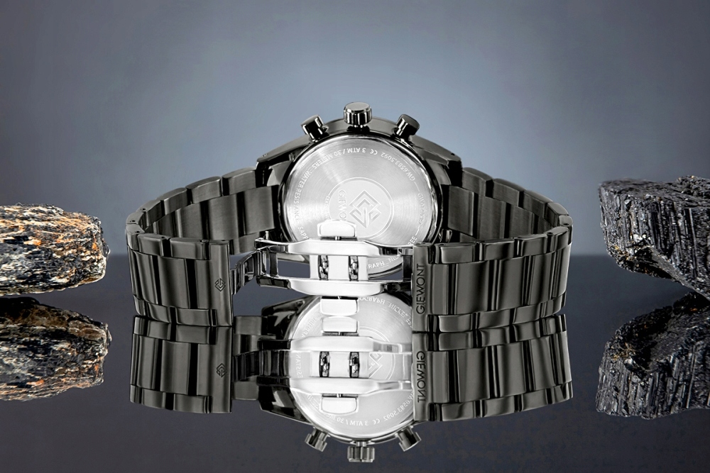 Solidna konstrukcja z masywną kopertą i stalową bransoletą